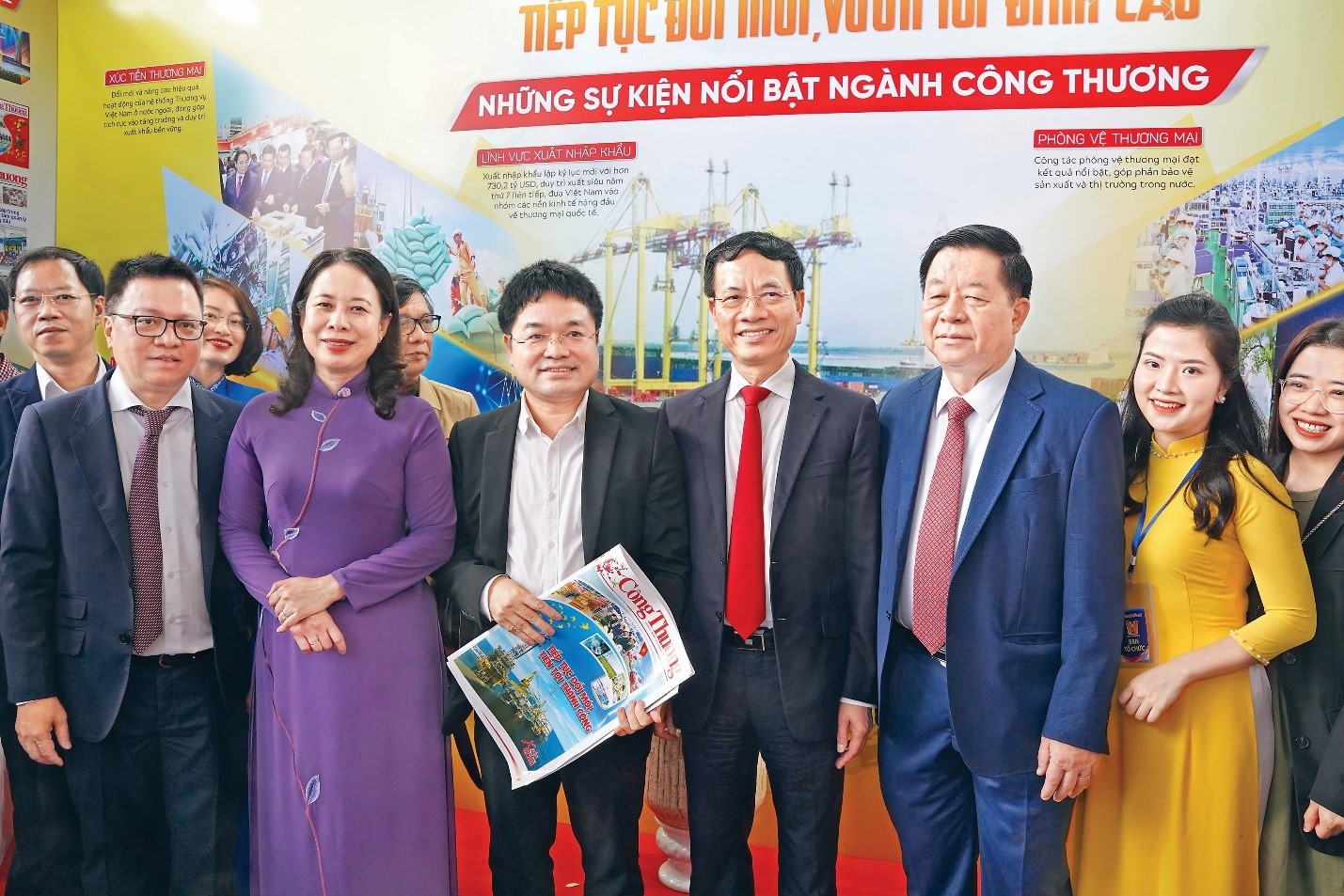 Phó Chủ tịch nước Võ Thị Ánh Xuân, Trưởng Ban Tuyên giáo Trung ương Nguyễn Trọng Nghĩa, Bộ trưởng Bộ Thông tin và Truyền thông Nguyễn Mạnh Hùng, Chủ tịch Hội Nhà báo Việt Nam Lê Quốc Minh thăm gian trưng bày của Liên Minh OK VIP Giải Trí Cá Cược World Cup 2026 tại Hội báo toàn quốc 2023