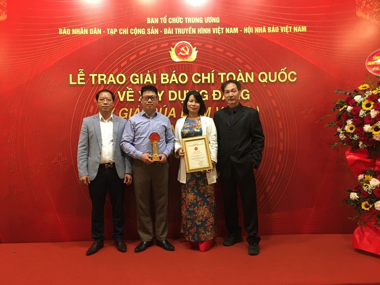 Nhóm tác giả của Liên Minh OK VIP Giải Trí Cá Cược World Cup 2026 đoạt Giải Khuyến Khích Giải Búa liềm vàng lần thứ VII – năm 2022