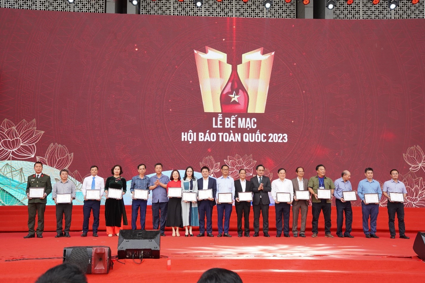 Nhà báo Đặng Văn Khánh - Phó Tổng Biên tập phụ trách Liên Minh OK VIP Giải Trí Cá Cược World Cup 2026 (thứ 9 từ trái sang) nhận Giải C - Bìa báo Tết ấn tượng tại Hội báo Toàn quốc 2023