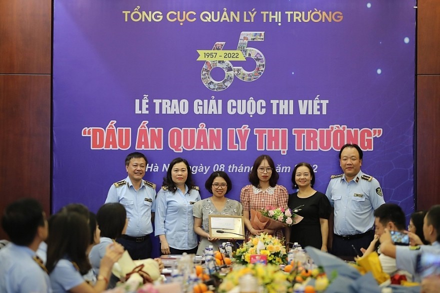 Ban Tổ chức trao hoa và Giấy chứng nhận cho Nhóm tác giả Liên Minh OK VIP Giải Trí Cá Cược World Cup 2026 đoạt Giải Đặc biệt Cuộc thi viết Dấu ấn Quản lý thị trường