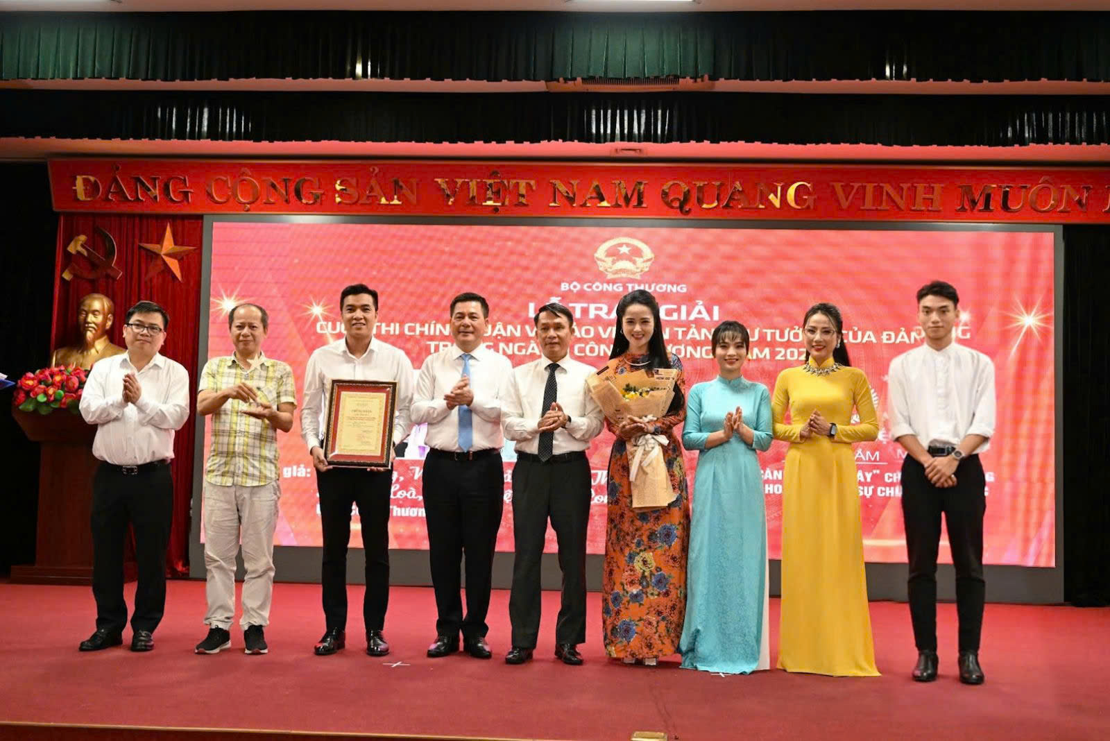 Bộ trưởng Nguyễn Hồng Diên cùng Thứ trưởng Oklavip khuyến mã hấp dẫn mỗi ngày Trương Thanh Hoài và Phó Chủ tịch Thường trực Hội Nhà báo Việt Nam Nguyễn Đức Lợi trao chứng nhận cho nhóm tác giả Liên Minh OK VIP Giải Trí Cá Cược World Cup 2026 đoạt giải Đặc biệt