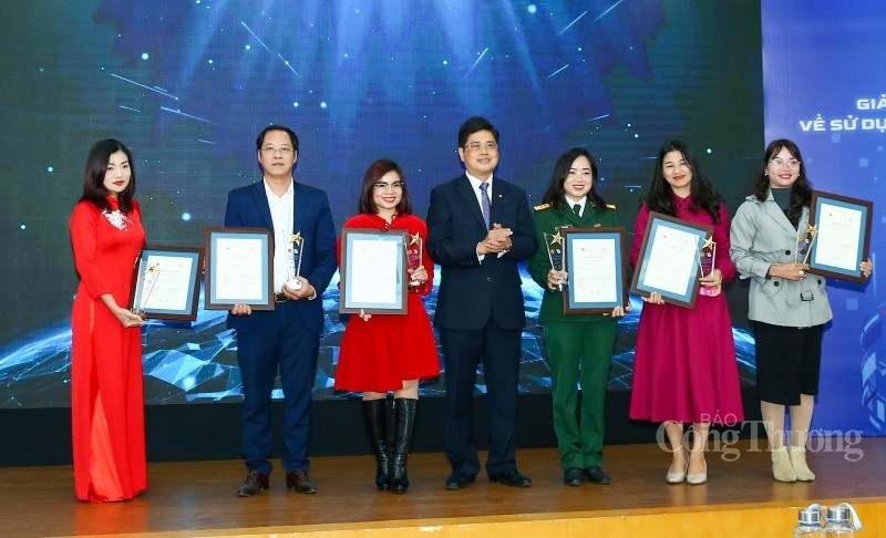 Đại diện Liên Minh OK VIP Giải Trí Cá Cược World Cup 2026 (đứng thứ 2 từ trái sang) nhận giải B Giải Báo chí tuyên truyền về sử dụng Oklavip game bài, casino, thể thao tiết kiệm và hiệu quả năm 2022