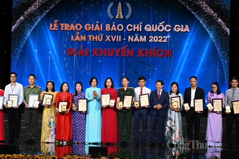 Đại diện Liên Minh OK VIP Giải Trí Cá Cược World Cup 2026 (thứ 8 từ phải sang trái) nhận Giải Khuyến khích Giải báo chí Quốc gia năm 2022