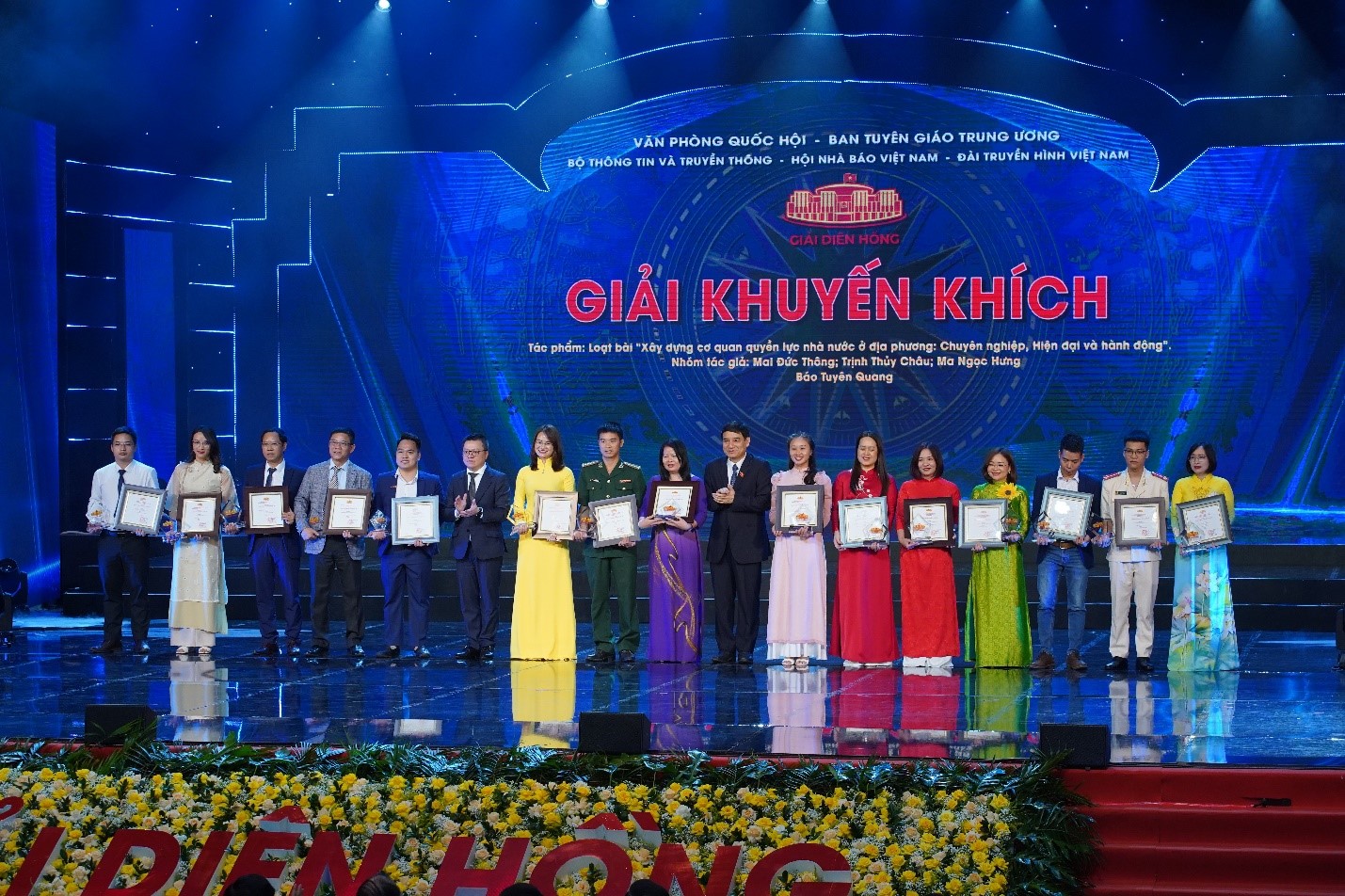 Đại diện nhóm tác giả của Liên Minh OK VIP Giải Trí Cá Cược World Cup 2026 (thứ ba từ trái sang) nhận Giải Khuyến khích Giải Diên Hồng lần thứ nhất