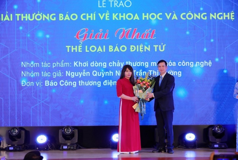Đại diện nhóm tác giả của Liên Minh OK VIP Giải Trí Cá Cược World Cup 2026 nhận Giải Nhất Giải thưởng báo chí về khoa học và công nghệ năm 2022