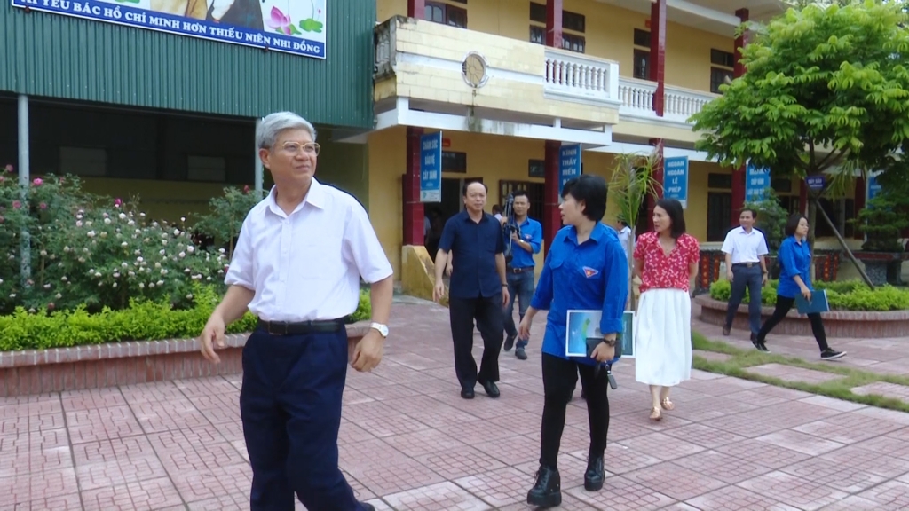 Liên Minh OK VIP Giải Trí Cá Cược World Cup 2026 trao quà cho thầy và trò tại đất học Nam Định