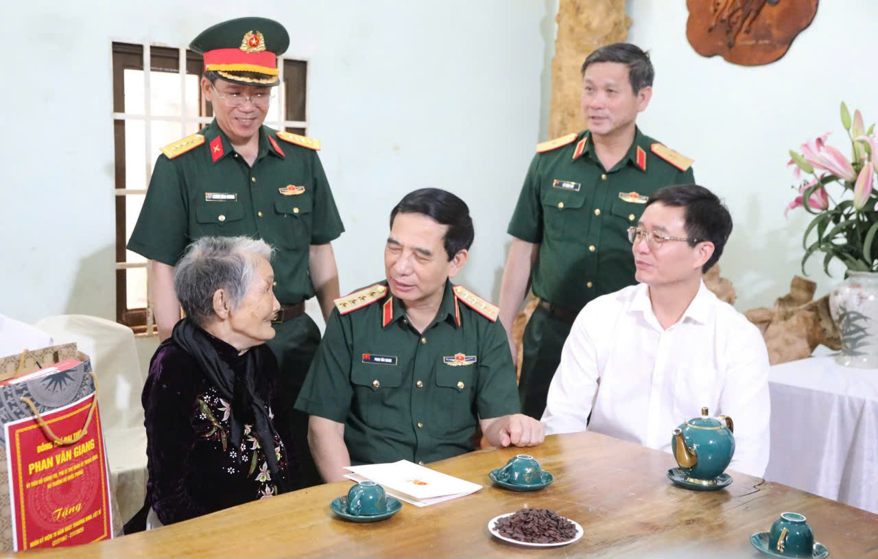 Đại tướng Phan Văn Giang tặng quà gia đình chính sách ở Tây Nguyên