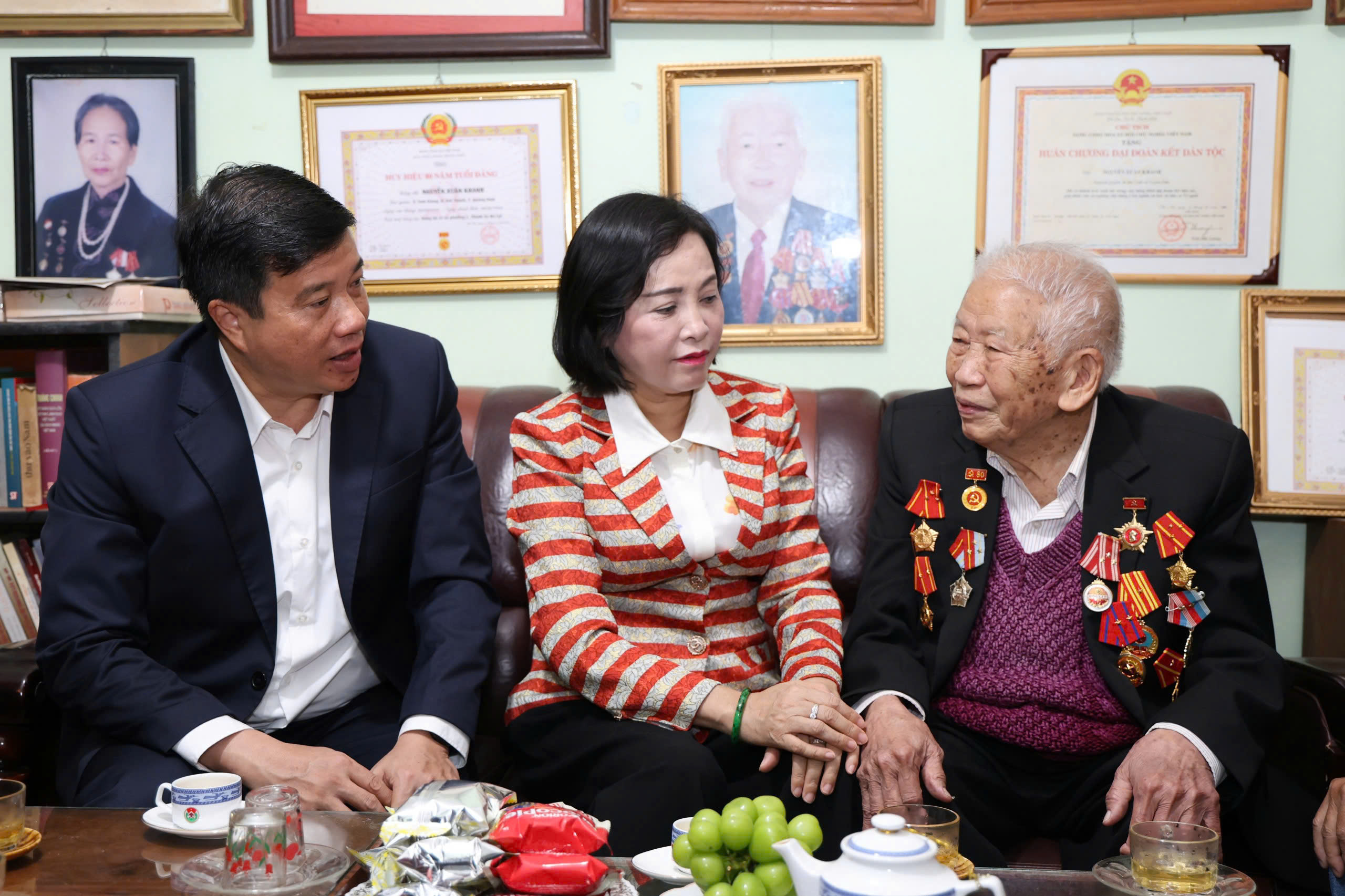 Phó Chủ tịch Quốc hội thăm, tặng quà các gia đình chính sách tại tỉnh Lâm Đồng