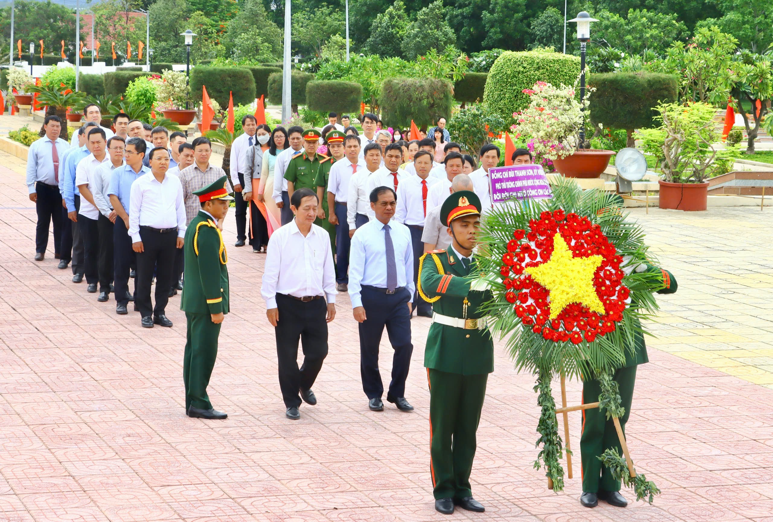 Phó Thủ tướng Bùi Thanh Sơn dâng hương tưởng niệm anh hùng liệt sĩ tại Khánh Hòa