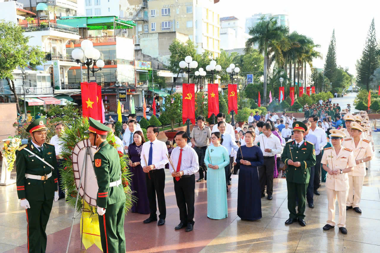 Lãnh đạo Cần Thơ viếng nghĩa trang liệt sĩ dịp 78 năm Thương binh - Liệt sĩ