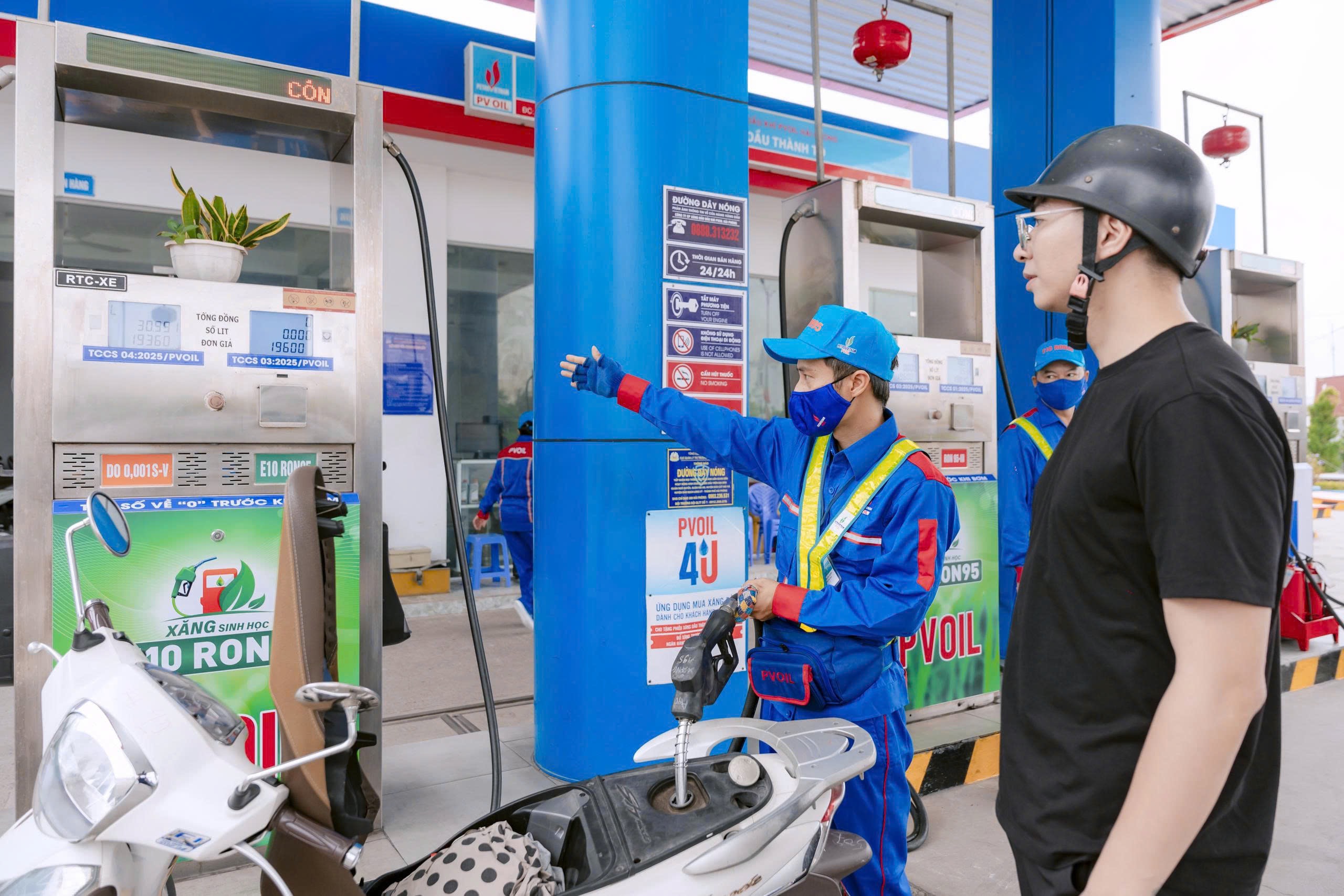 Hải Phòng: Khách hàng hồ hởi sử dụng xăng E10 thân thiện với xuân Okvip 2026