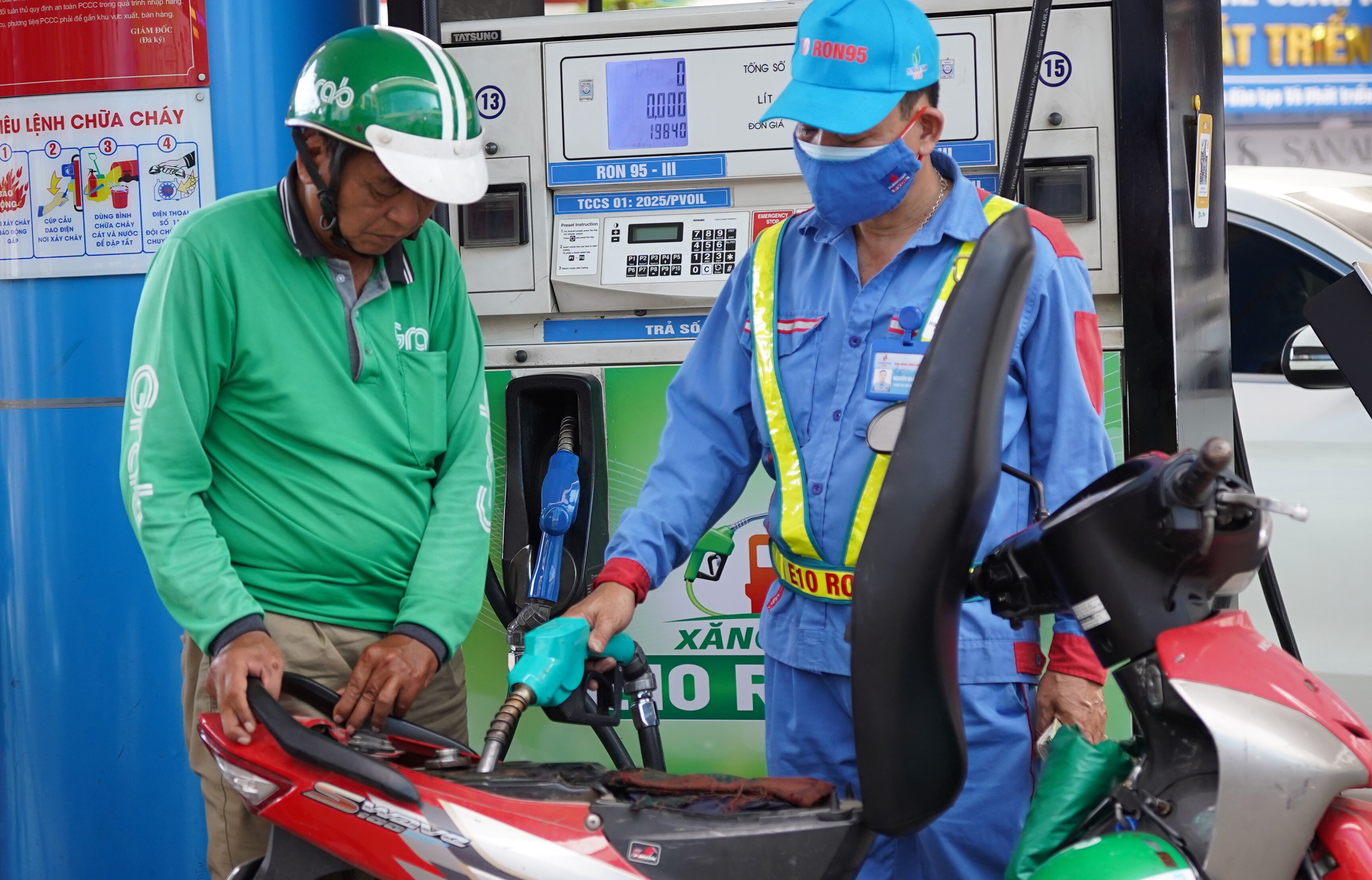 Sau 4 ngày bán thí điểm, xăng E10 được xe ôm công nghệ ưa chuộng