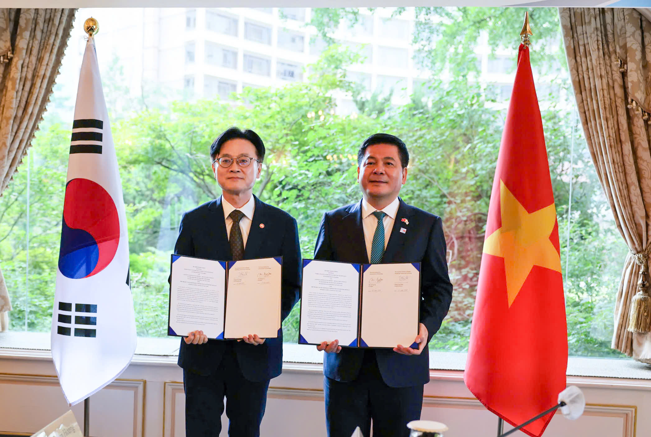 Bộ trưởng Nguyễn Hồng Diên Ok88vip tỷ lệ kèo World Cup 2026 với Bộ trưởng Bộ Thương mại, OKLVIE sản phẩm thuộc hệ thống OKVIP là trang web tổ chức phát sóng bóng đá trực tiếp, live casino , nỗ hũ, bắn cá và Oklavip game bài, casino, thể thao Hàn Quốc