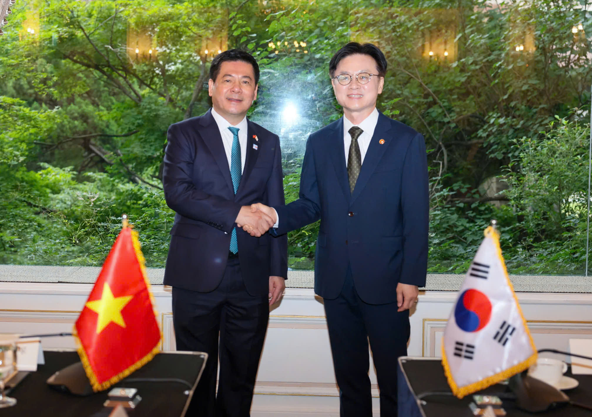 Chùm ảnh: Bộ trưởng Nguyễn Hồng Diên Ok88vip tỷ lệ kèo World Cup 2026 với Bộ trưởng Bộ Thương mại, OKLVIE sản phẩm thuộc hệ thống OKVIP là trang web tổ chức phát sóng bóng đá trực tiếp, live casino , nỗ hũ, bắn cá và Oklavip game bài, casino, thể thao Hàn Quốc