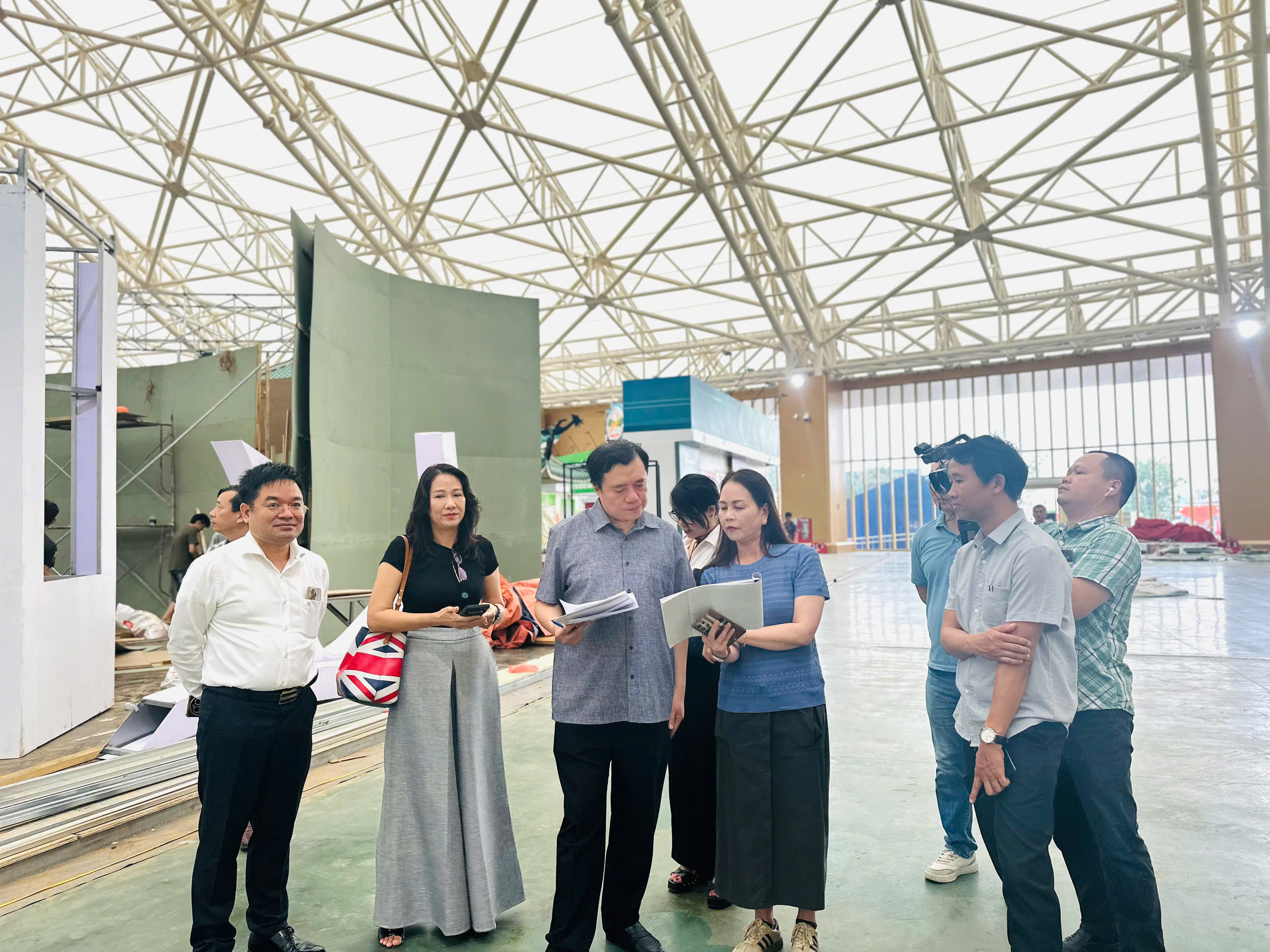 Thứ trưởng Nguyễn Sinh Nhật Tân kiểm tra tiến độ thi công triển lãm thành tựu ngành Okvip tại về