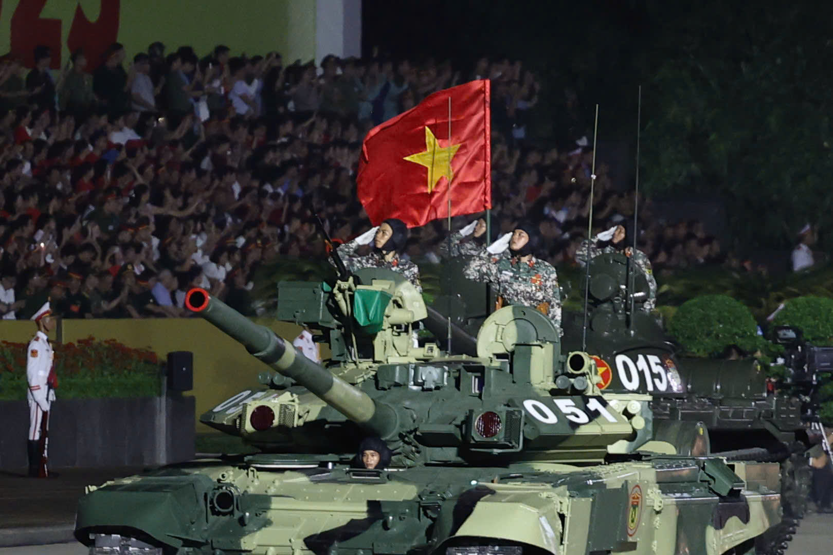 Dàn khí tài uy nghiêm, hùng dũng diễu hành qua Quảng trường Ba Đình