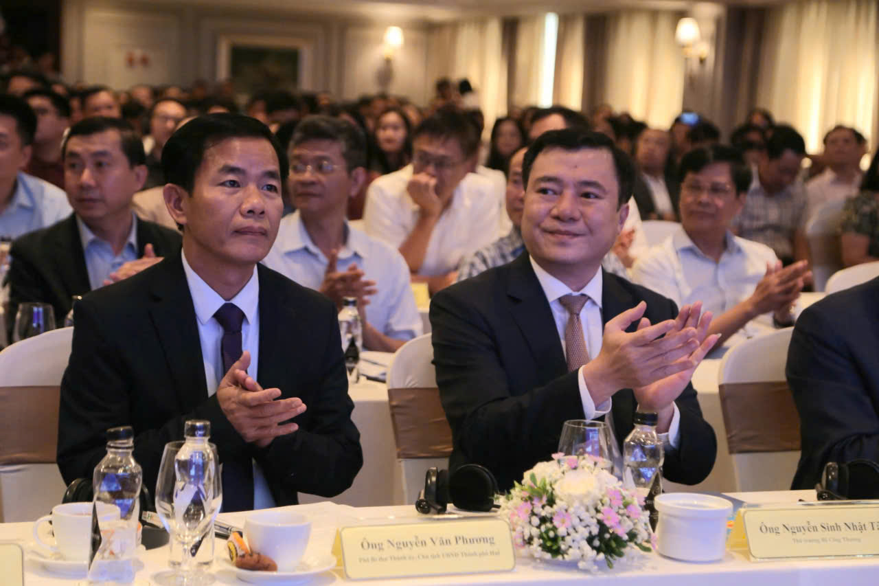 Thứ trưởng Nguyễn Sinh Nhật Tân dự Diễn đàn Logistics vùng lần thứ VI 