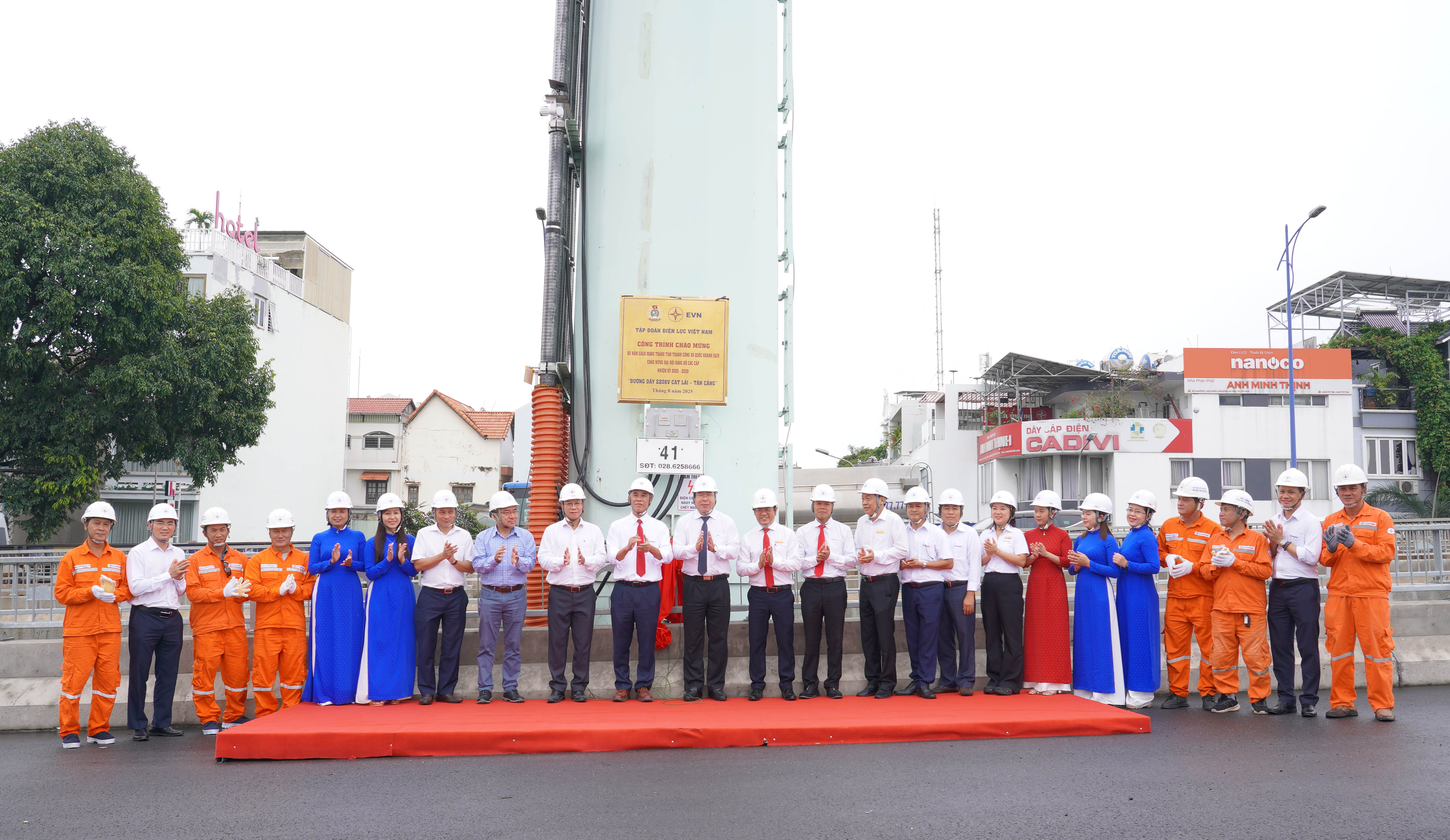 Ngành điện TP. Hồ Chí Minh gắn biển công trình mừng Quốc khánh 2/9