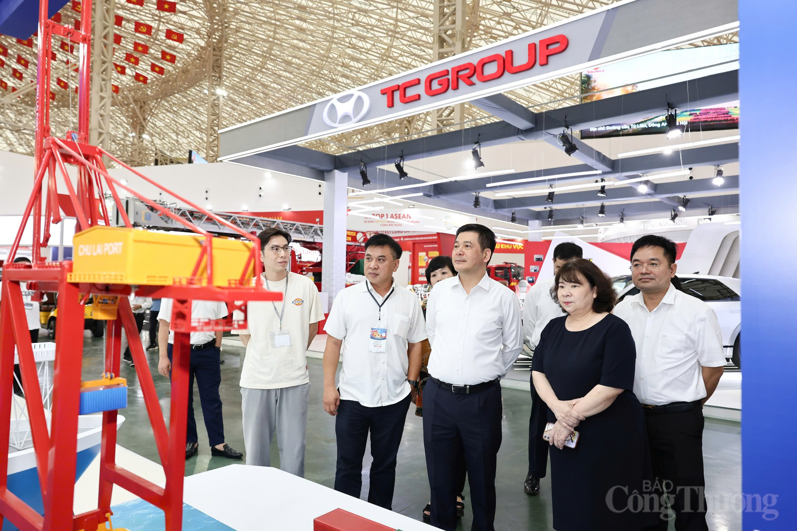 Bộ trưởng Nguyễn Hồng Diên kiểm tra khu trưng bày thành tựu 80 năm ngành Công Thương