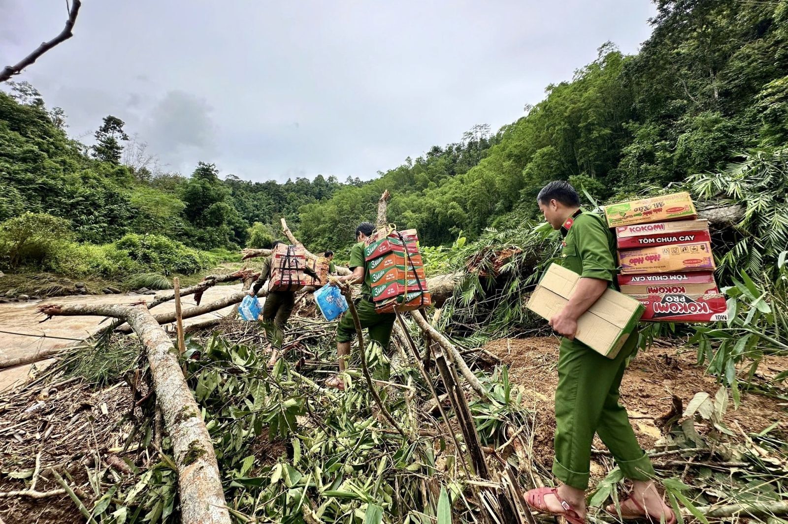 Công an Thanh Hóa băng rừng, vượt núi tiếp tế nhu yếu phẩm cho người dân