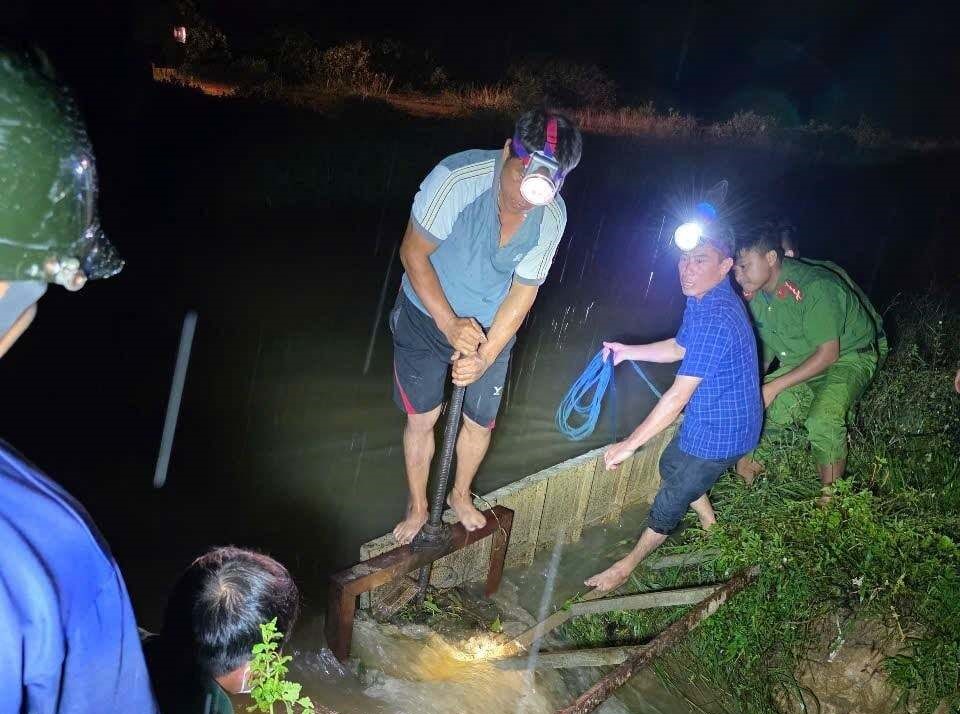 Hà Tĩnh: Công an xã cùng người dân đội mưa cứu kênh vỡ trong đêm