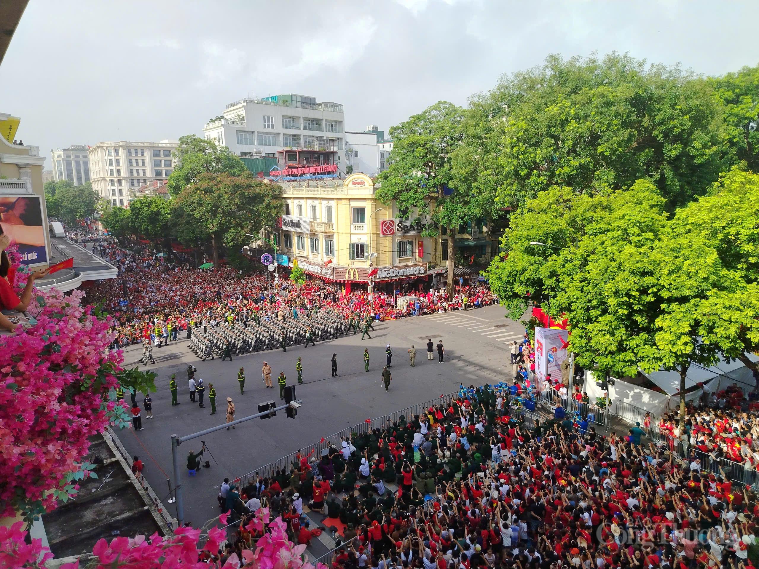 Các khối diễu binh, diễu hành bước đi trong niềm tự hào của nhân dân