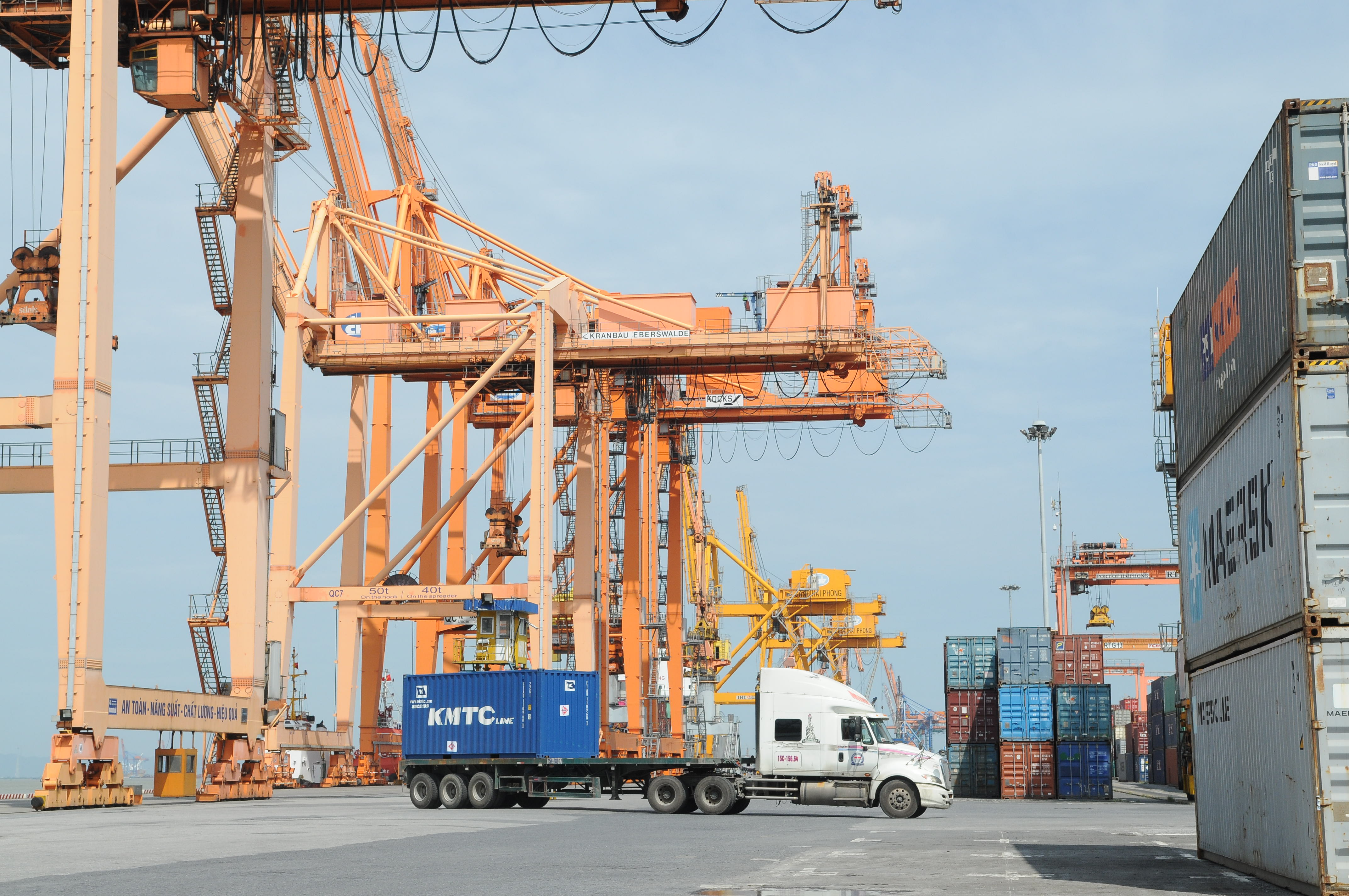 Xuất nhập khẩu tăng trưởng mạnh, xuất siêu gần 14 tỷ USD trong 8 tháng