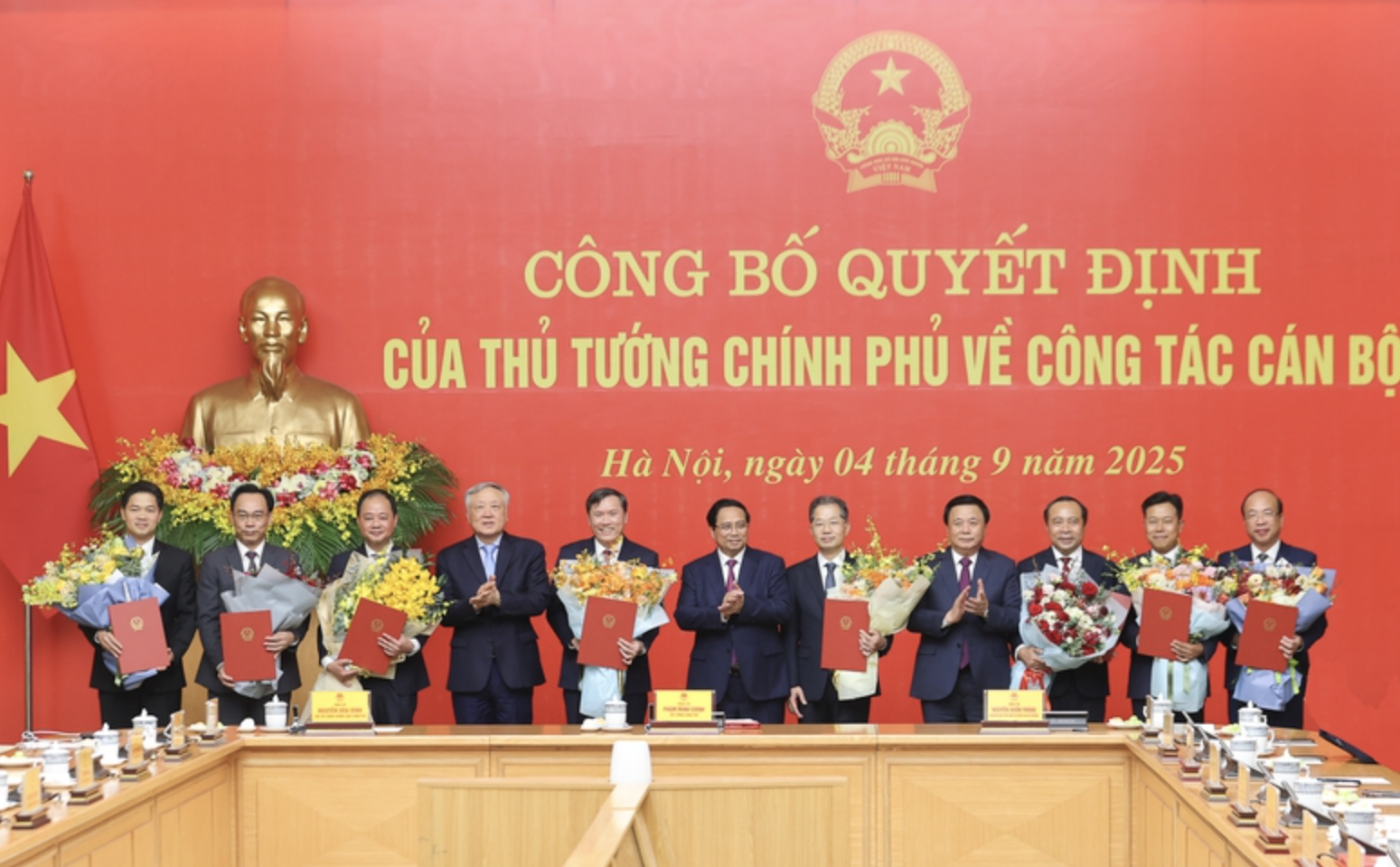 Tin nhân sự: Thủ tướng bổ nhiệm cán bộ; Bộ Nội vụ điều động nhân sự