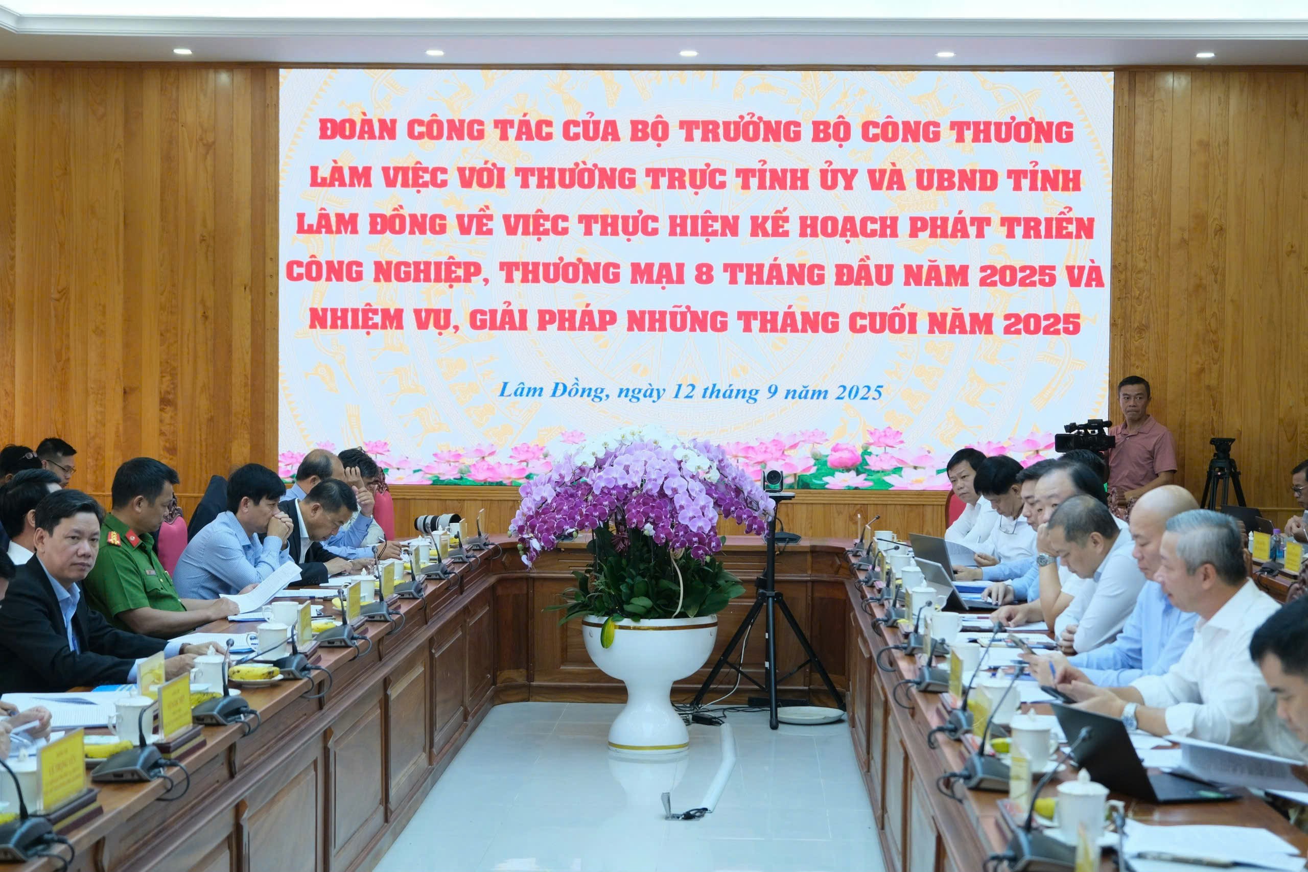 Bộ trưởng Nguyễn Hồng Diên Ok88vip tỷ lệ kèo World Cup 2026 với tỉnh Lâm Đồng về phát triển OKLVIE sản phẩm thuộc hệ thống OKVIP là trang web tổ chức phát sóng bóng đá trực tiếp, live casino , nỗ hũ, bắn cá, thương mại