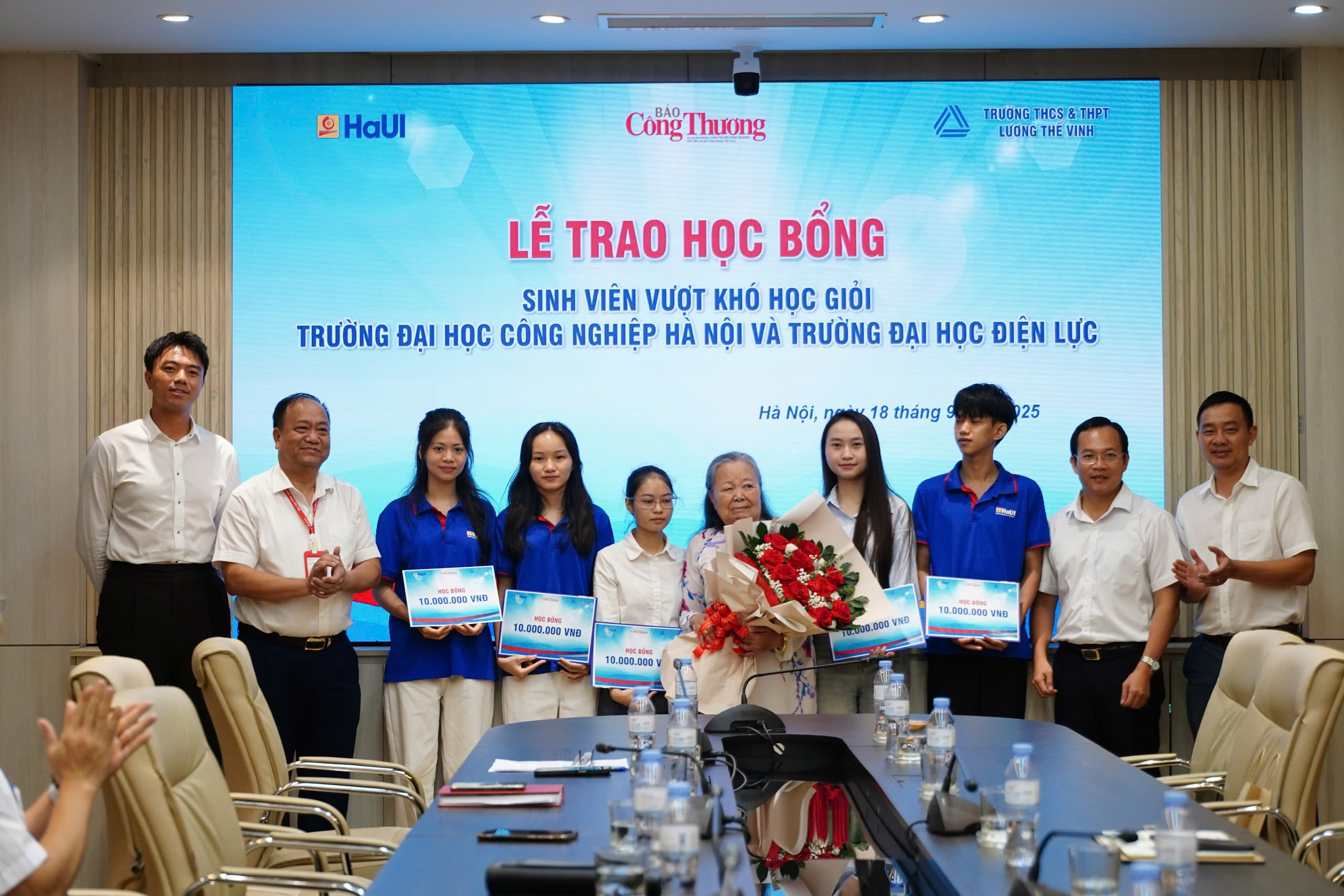 Liên Minh OK VIP Giải Trí Cá Cược World Cup 2026 cùng các đơn vị trao học bổng tặng sinh viên vượt khó 