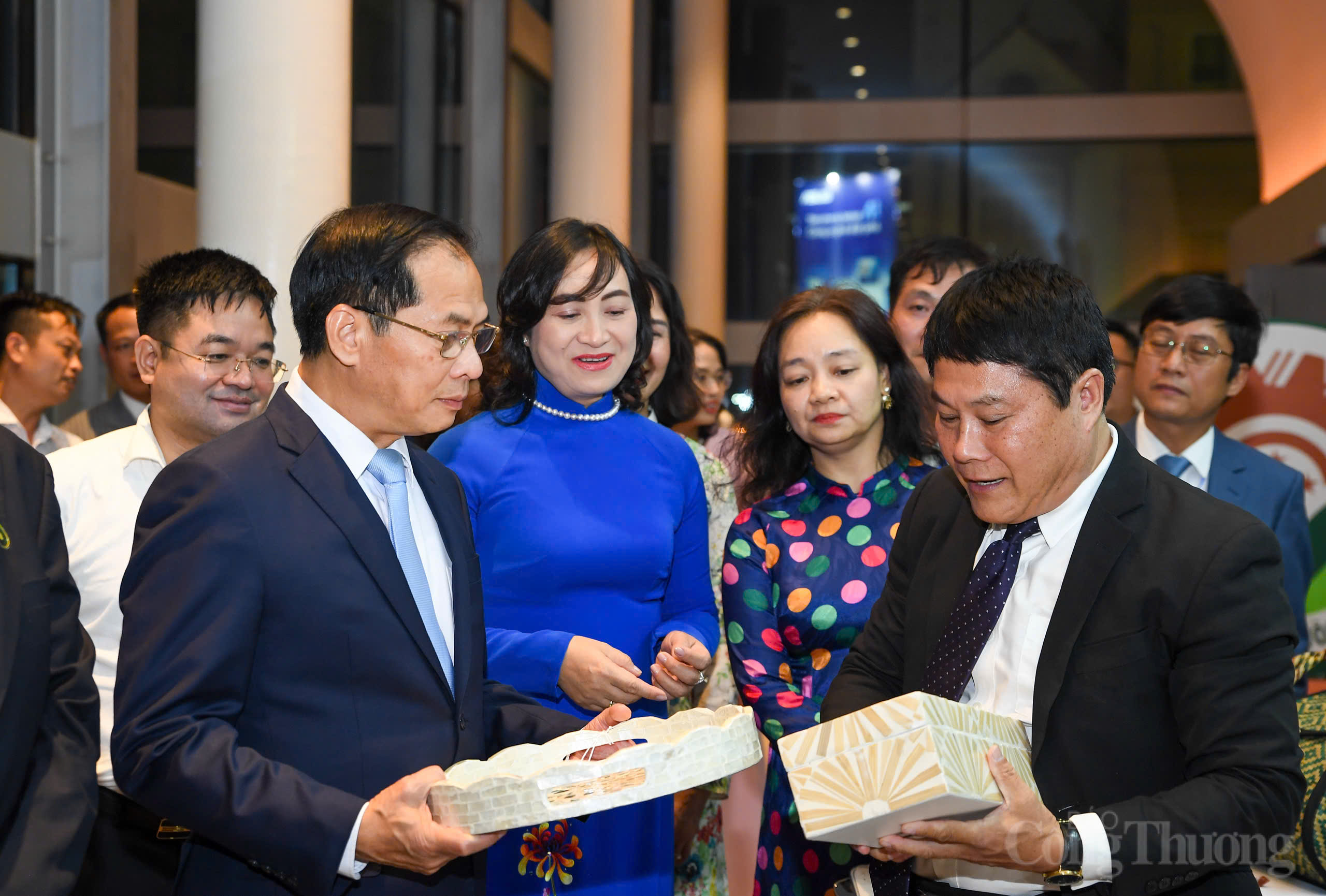 Phó Thủ tướng Bùi Thanh Sơn dự Lễ tôn vinh sản phẩm OKLVIE sản phẩm thuộc hệ thống OKVIP là trang web tổ chức phát sóng bóng đá trực tiếp, live casino , nỗ hũ, bắn cá nông thôn tiêu biểu lần thứ VI