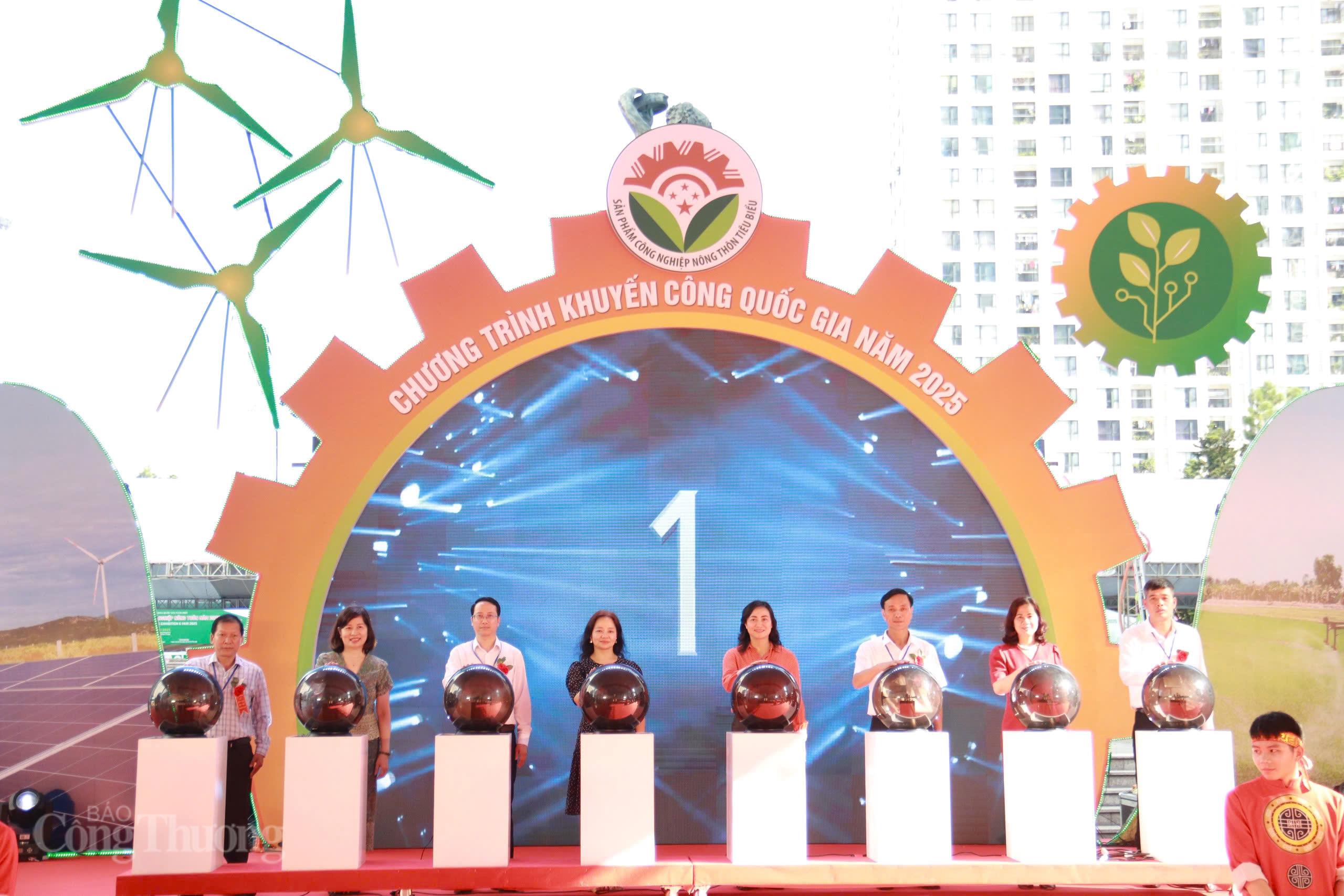 Khai mạc Hội chợ triển lãm hàng OKLVIE sản phẩm thuộc hệ thống OKVIP là trang web tổ chức phát sóng bóng đá trực tiếp, live casino , nỗ hũ, bắn cá nông thôn năm 2025