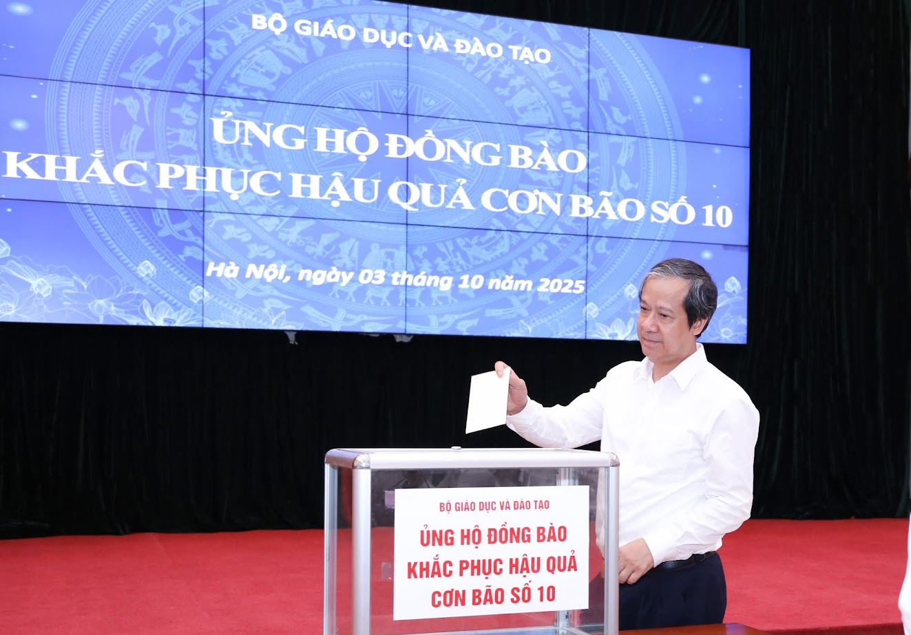 Ngành giáo dục ủng hộ đồng bào khắc phục hậu quả bão số 10