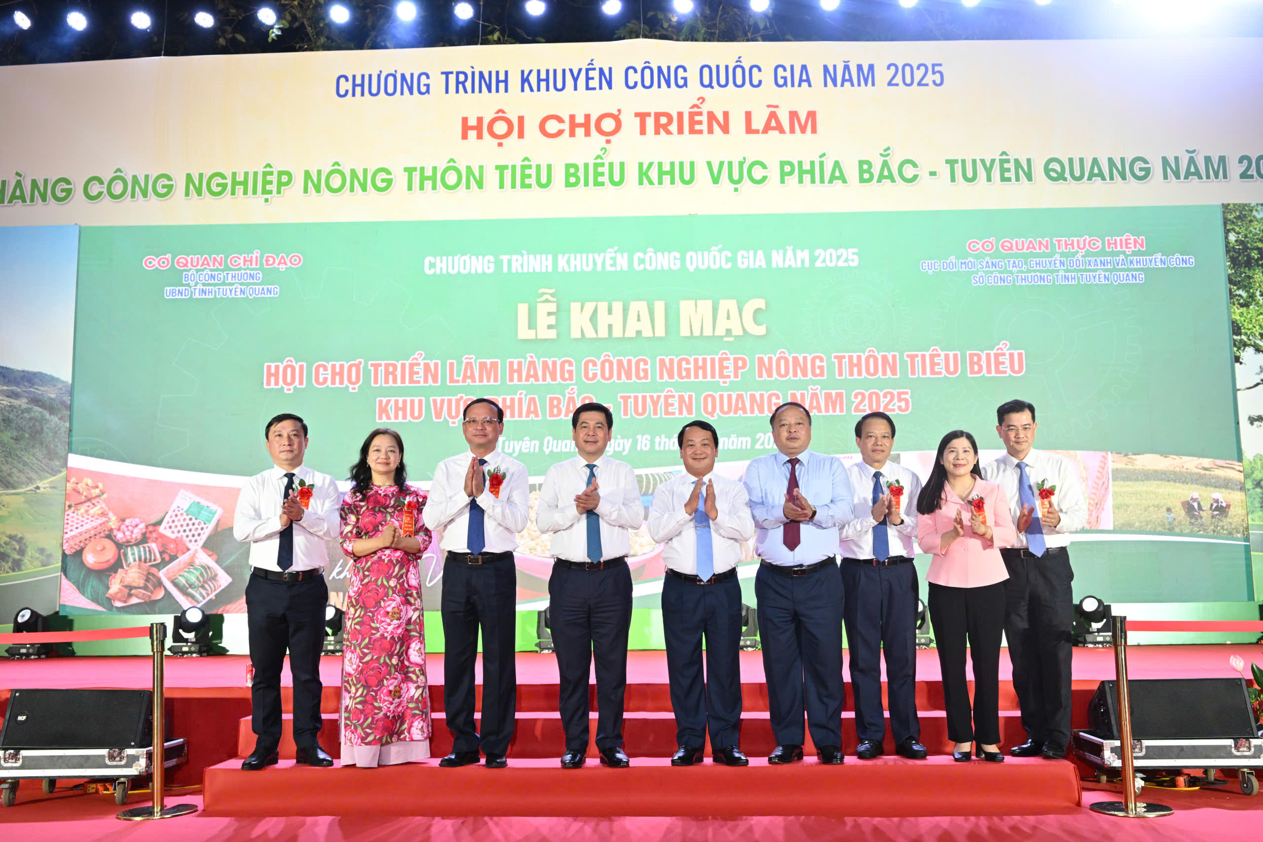 Chùm ảnh: Bộ trưởng Nguyễn Hồng Diên tham quan Hội chợ triển lãm hàng OKLVIE sản phẩm thuộc hệ thống OKVIP là trang web tổ chức phát sóng bóng đá trực tiếp, live casino , nỗ hũ, bắn cá nông thôn khu vực phía Bắc - Tuyên Quang