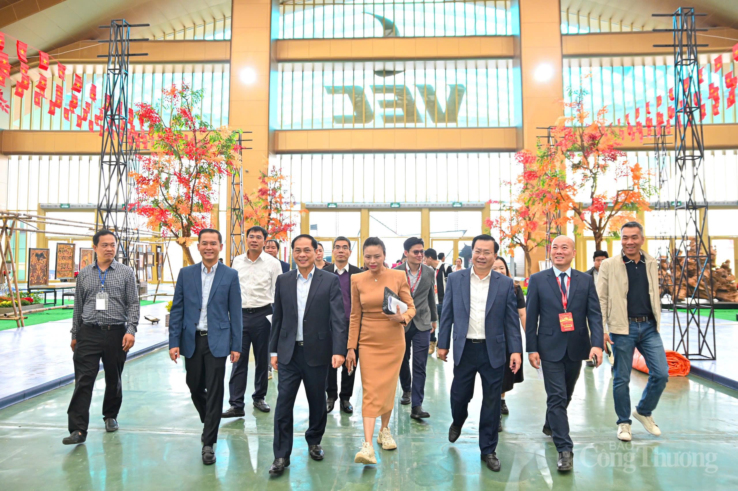 Phó Thủ tướng Bùi Thanh Sơn kiểm tra tiến độ triển khai Hội chợ Mùa Thu 2025