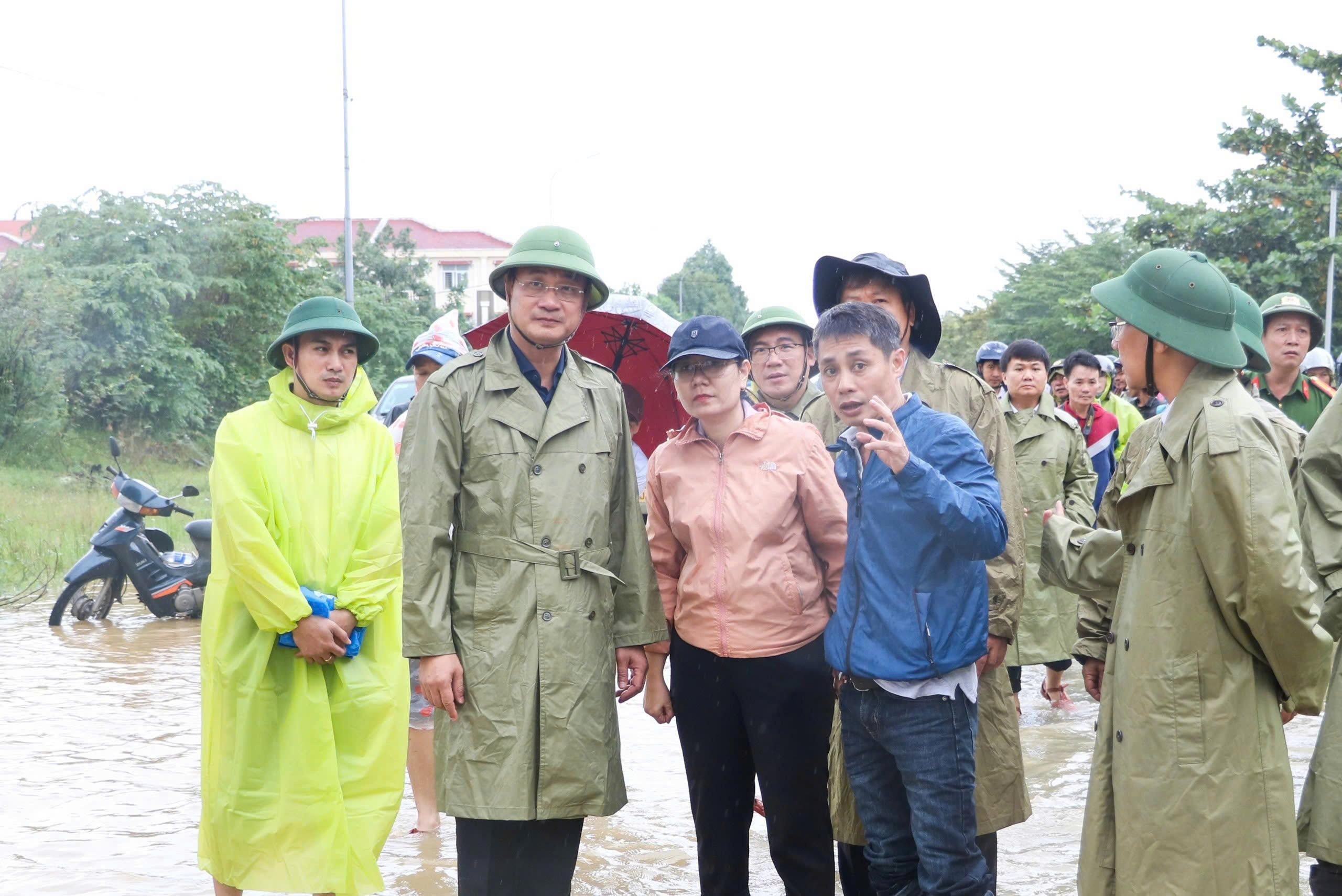 Bí thư Thành ủy Đà Nẵng kiểm tra tình hình mưa lũ tại khu vực ngập sâu