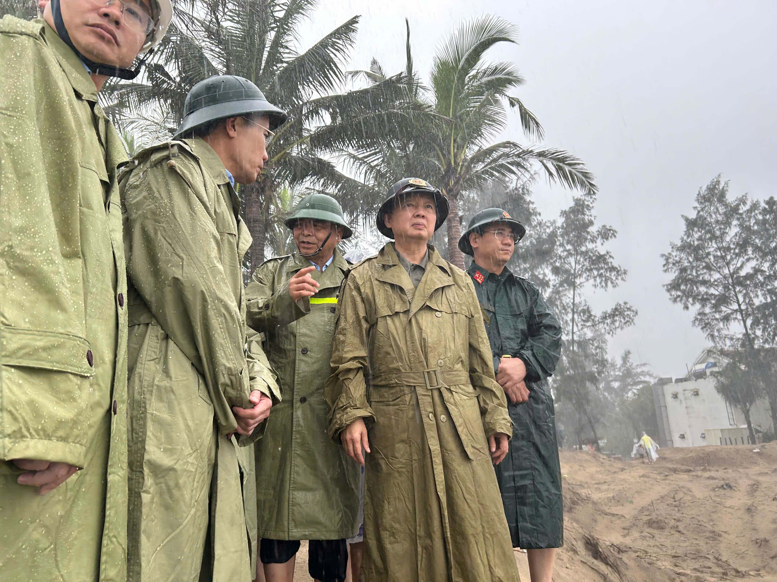 Phó Thủ tướng Trần Hồng Hà kiểm tra điểm ngập sâu, sạt lở tại Đà Nẵng
