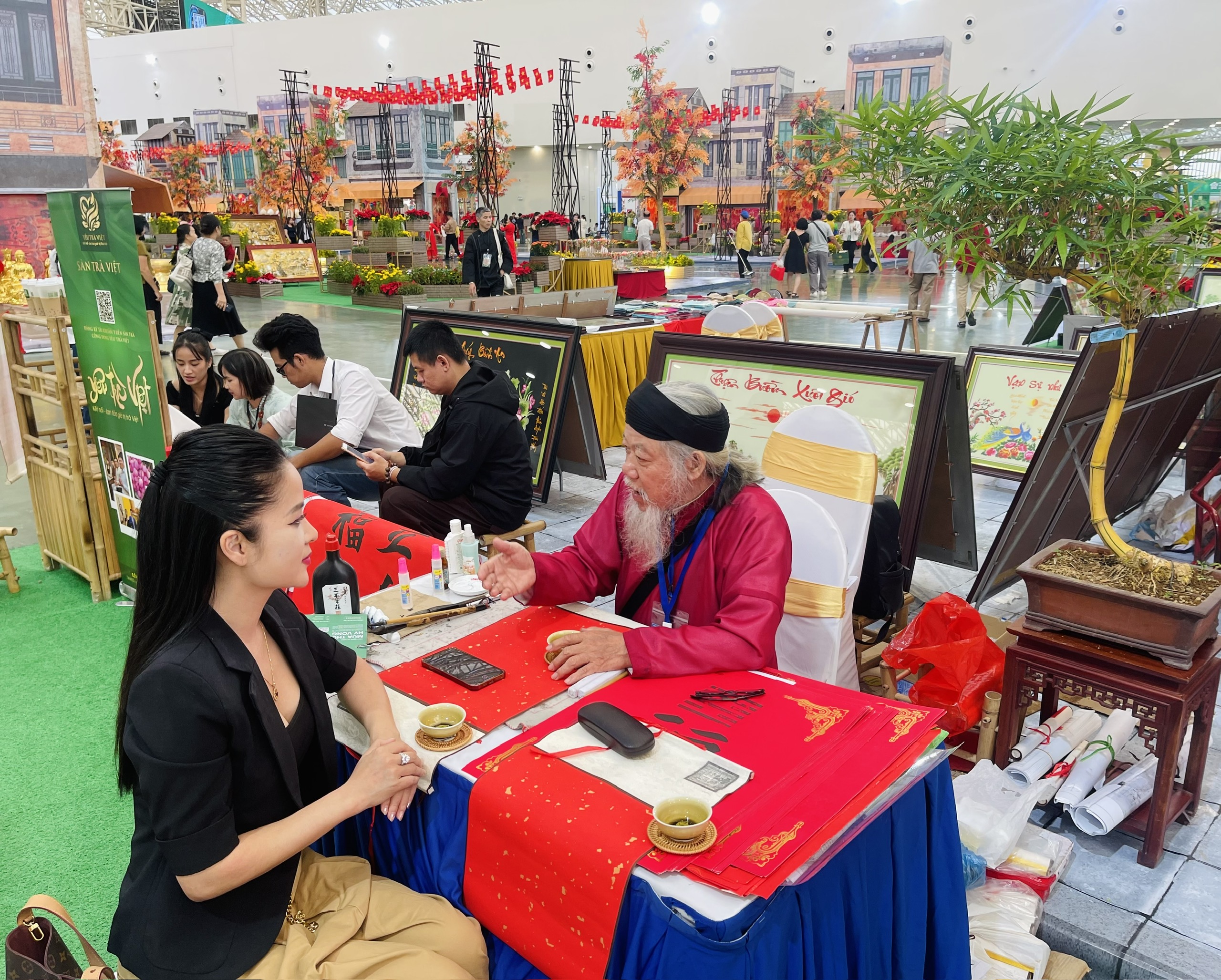 Người giữ hồn thư pháp giữa không gian Hội chợ Mùa Thu