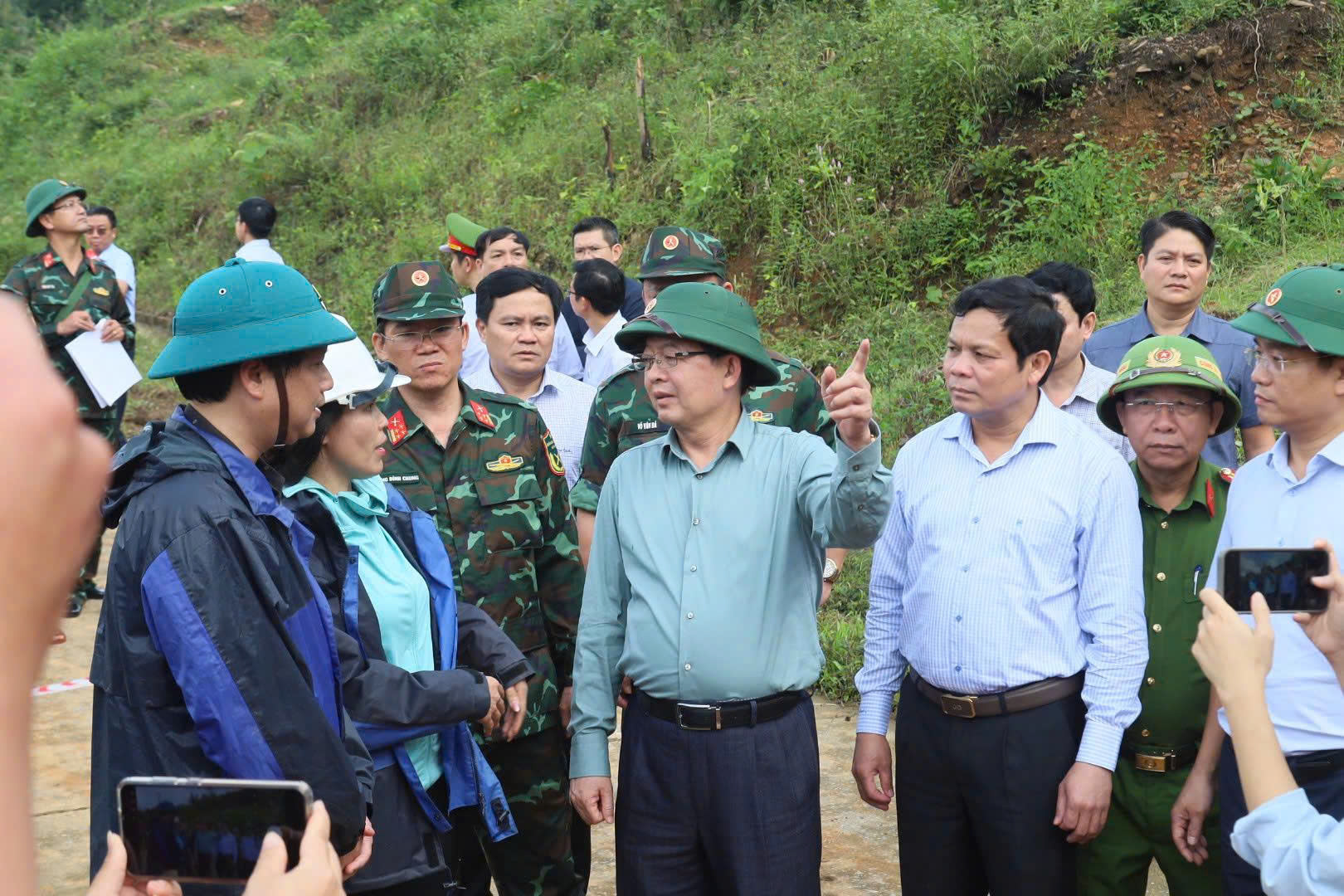 Phó Thủ tướng Hồ Quốc Dũng kiểm tra vùng sạt lở Quảng Ngãi