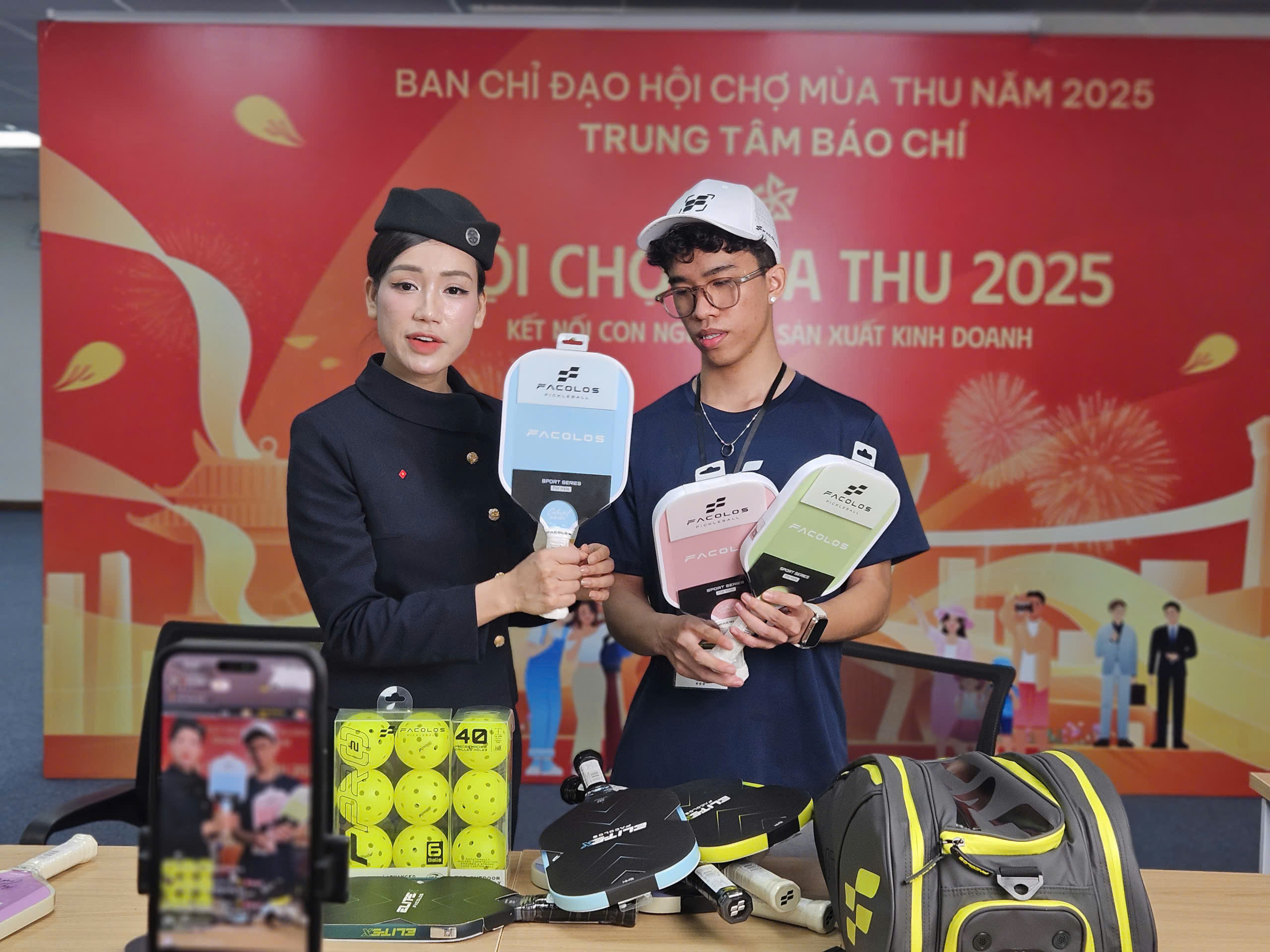 Hàng vạn người theo dõi phiên livestream tại Hội chợ Mùa Thu 2025