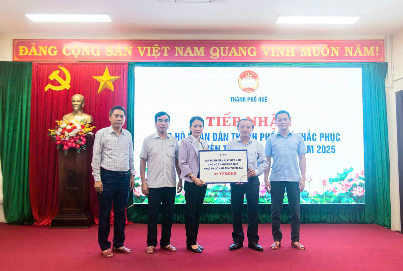 Tập đoàn Điện lực Việt Nam hỗ trợ TP. Huế 1 tỷ đồng khắc phục lũ lụt