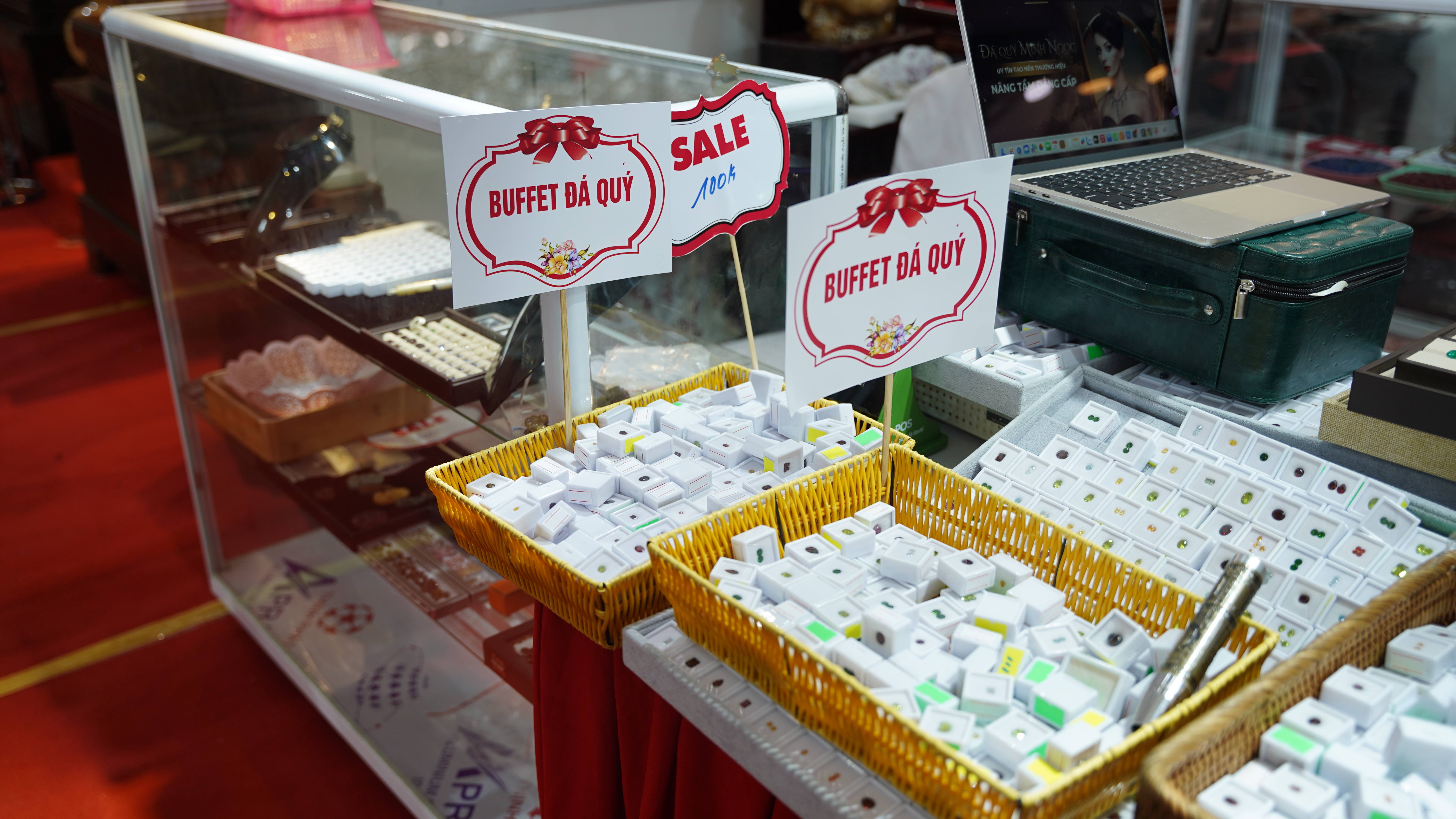 Buffet đá quý: 'Bữa tiệc' độc lạ hút khách tại Hội chợ Mùa Thu 2025