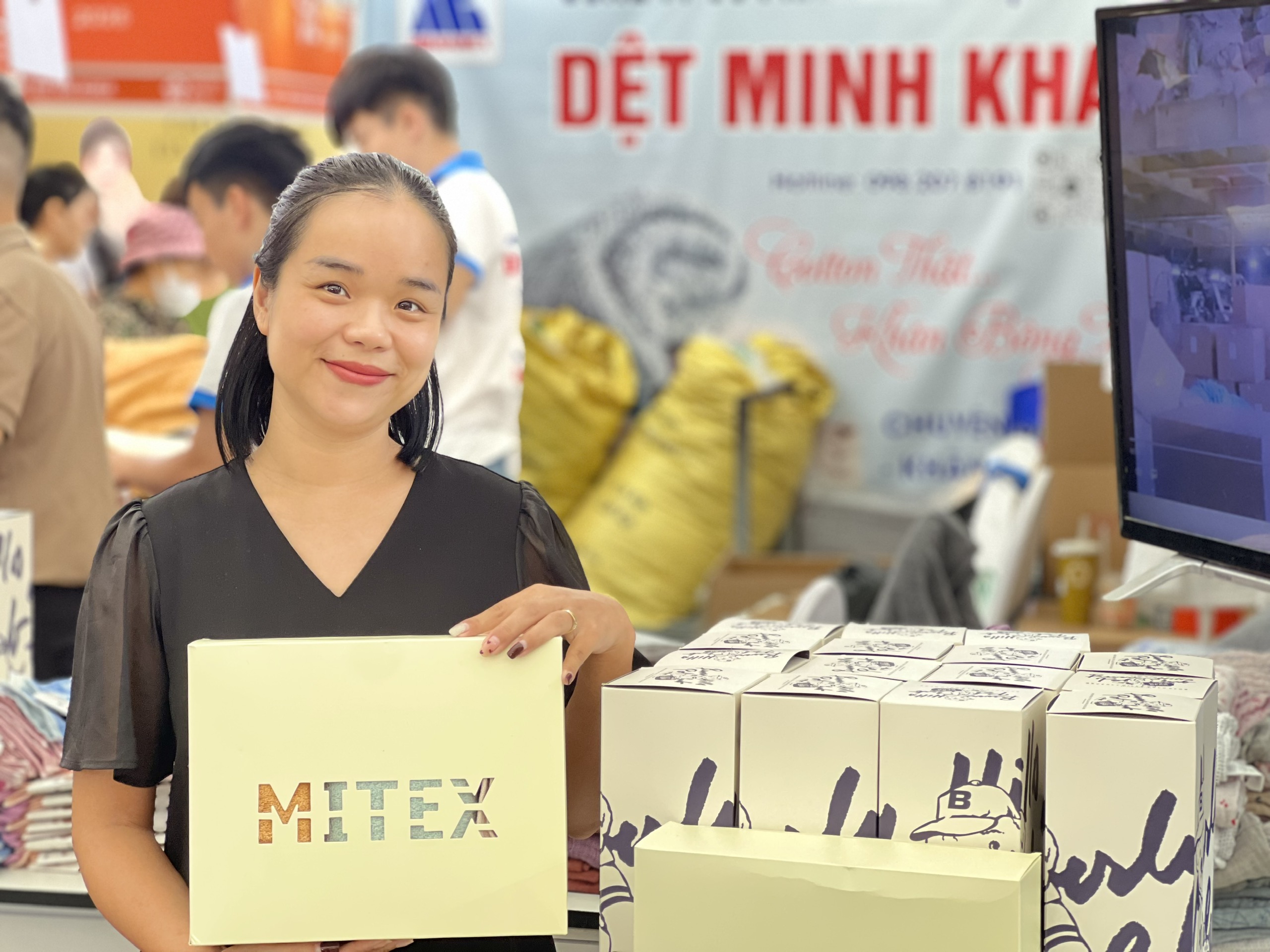 Dệt Minh Khai hút khách tại Hội chợ Mùa Thu