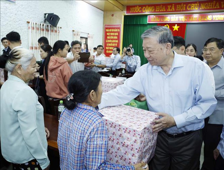 Tổng Bí thư Tô Lâm thăm hỏi, tặng quà người dân bị ảnh hưởng lũ lụt ở Huế