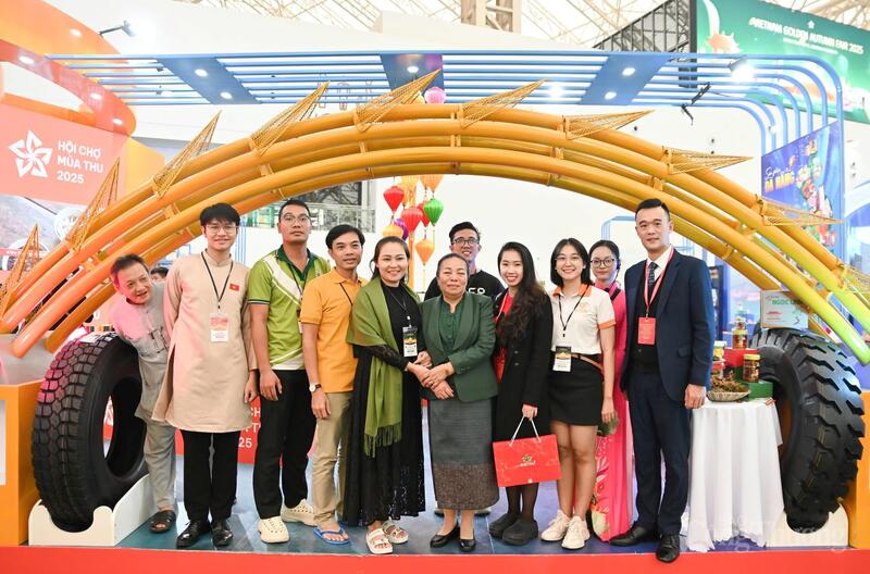 Phó Chủ tịch Quốc hội Lào ấn tượng mạnh với Hội chợ Mùa Thu 2025