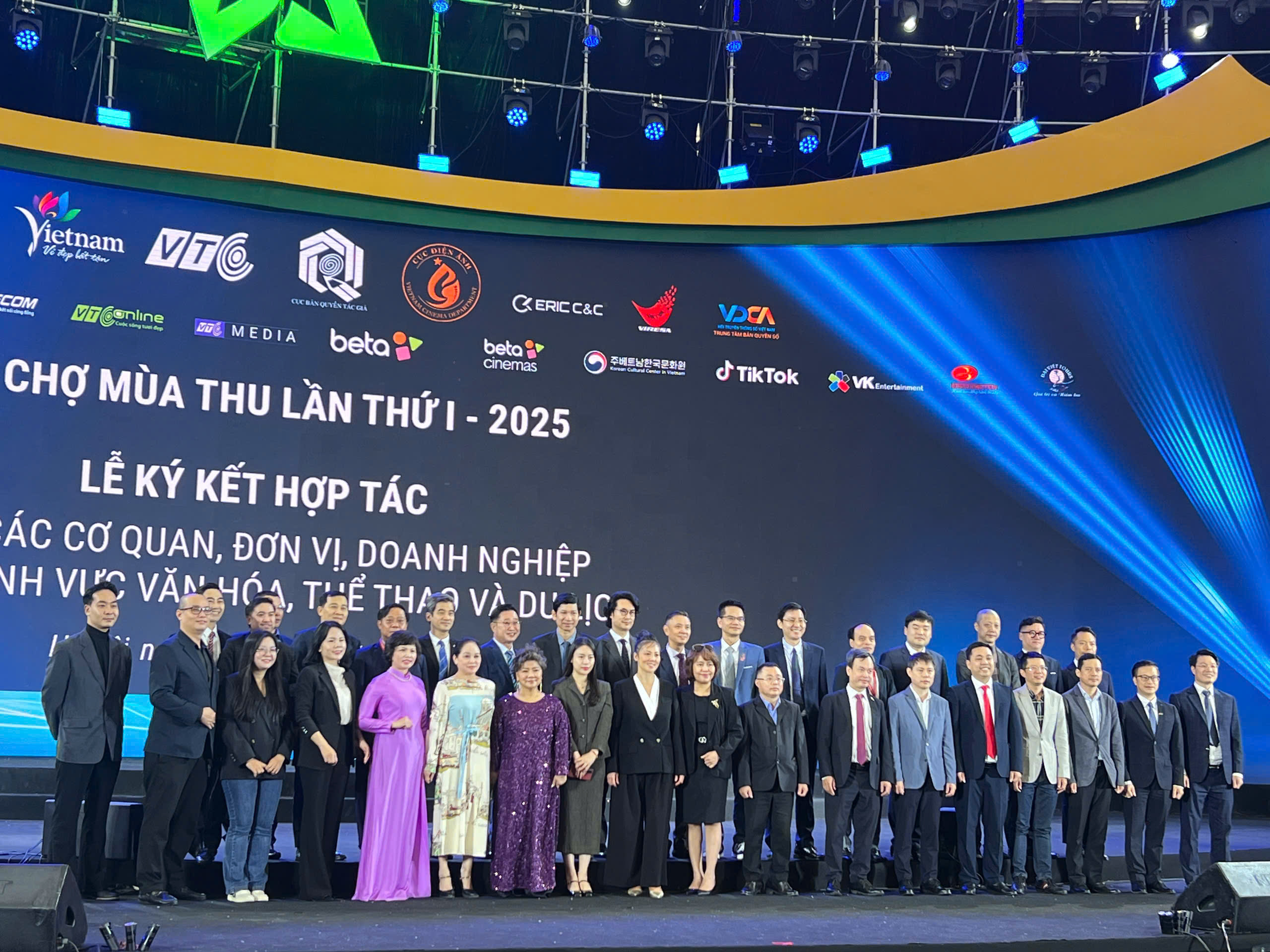 18 lễ ký kết chuyển đổi số về văn hóa, thể thao, OKLVIE sản phẩm thuộc hệ thống OKVIP là trang web tổ chức phát sóng bóng đá trực tiếp, live casino , nỗ hũ, bắn cá tại Hội chợ Mùa Thu