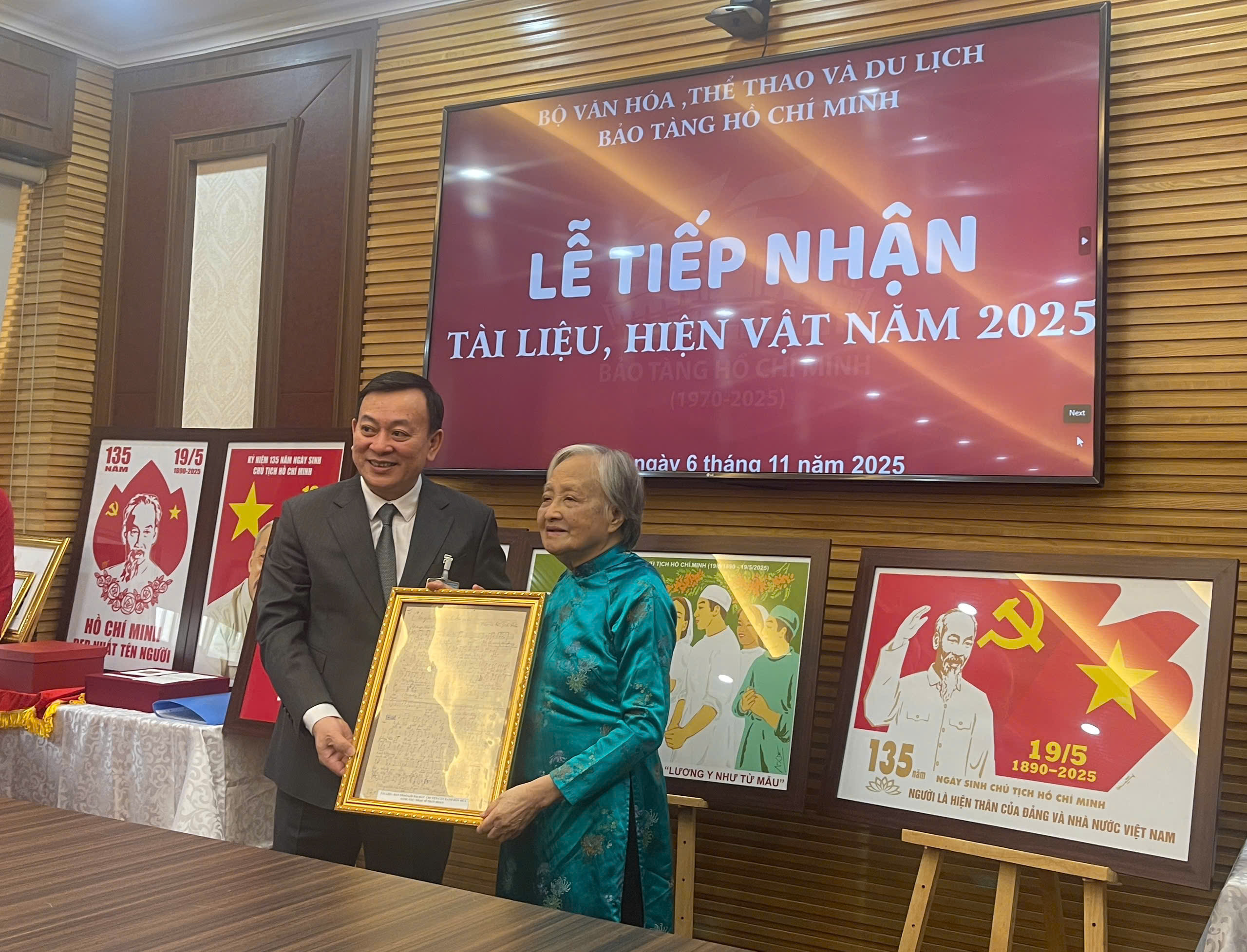 Tiếp nhận nhiều tài liệu, hiện vật quý về Chủ tịch Hồ Chí Minh