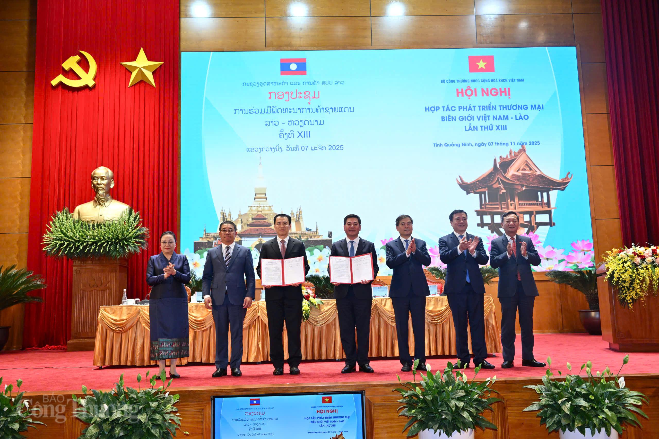 Lễ trao Biên bản ghi nhớ giữa Việt Nam - Lào