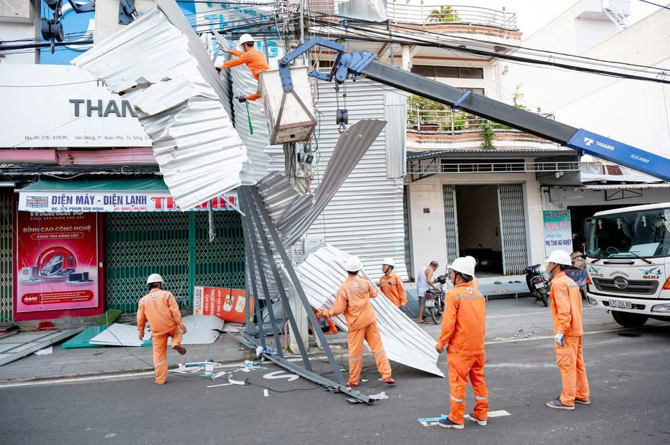 EVNCPC khôi phục cấp điện cho gần 1,13 triệu khách hàng sau bão số 13