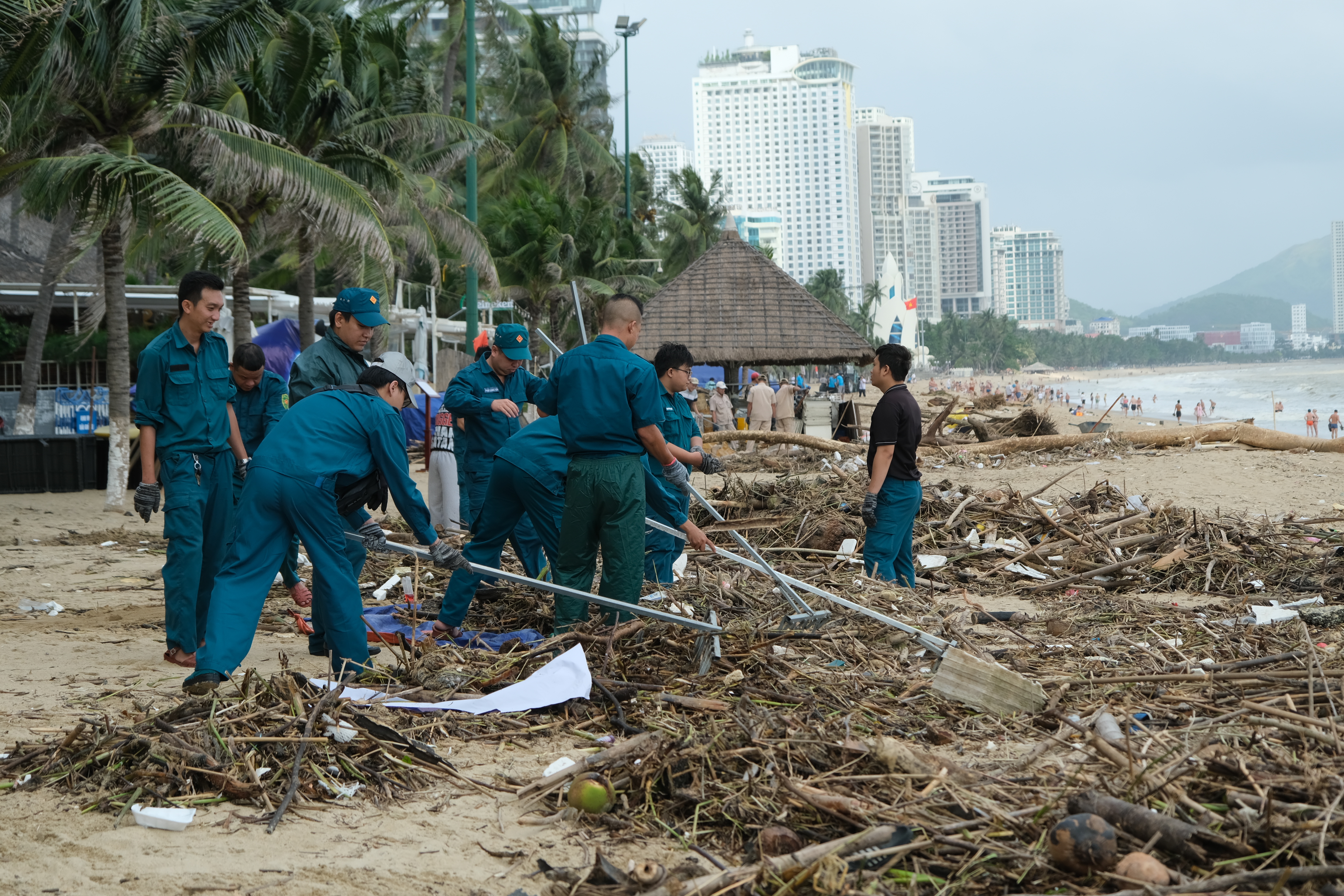 Chung tay làm sạch hàng trăm tấn rác tại bãi biển Nha Trang